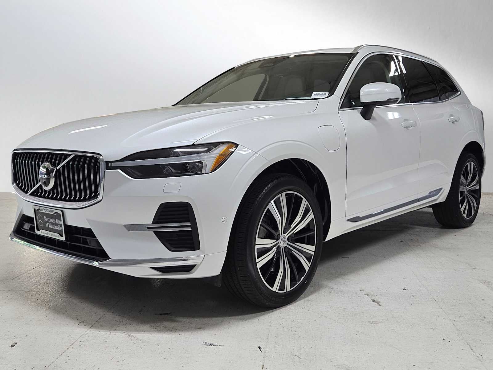 2023 Volvo XC60 Recharge Plug-In Hybrid Plus Bright Theme