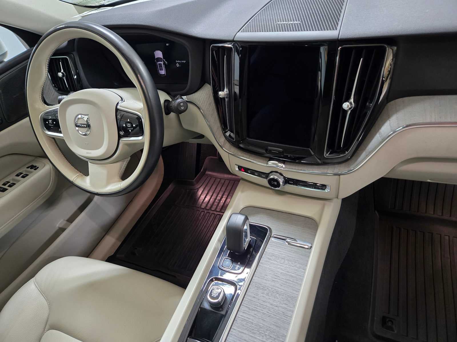2023 Volvo XC60 Recharge Plug-In Hybrid Plus Bright Theme