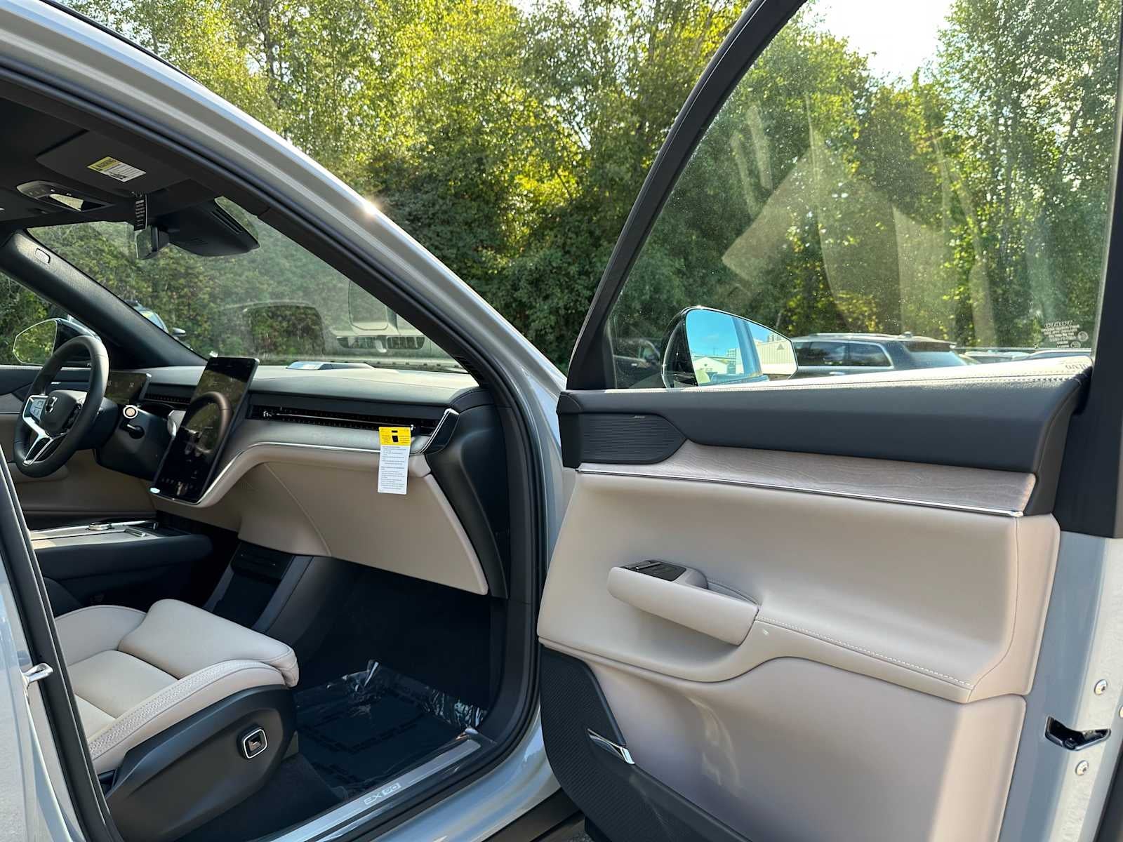 2025 Volvo EX90 Plus