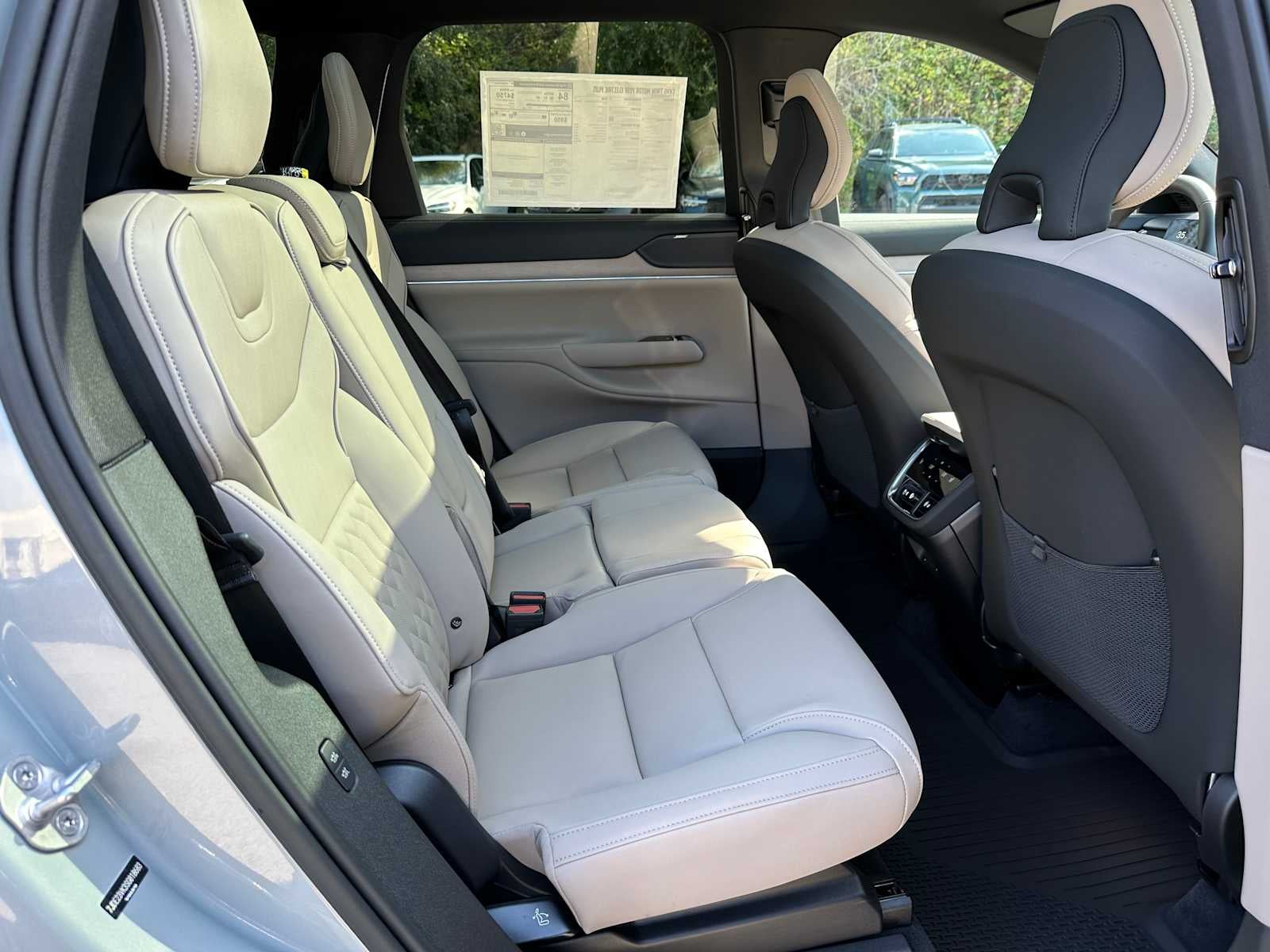 2025 Volvo EX90 Plus