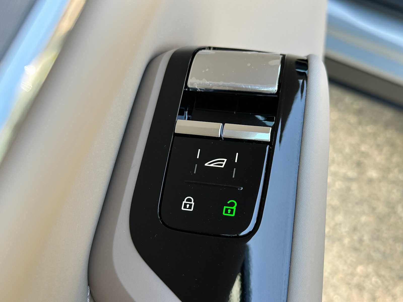 2025 Volvo EX90 Plus