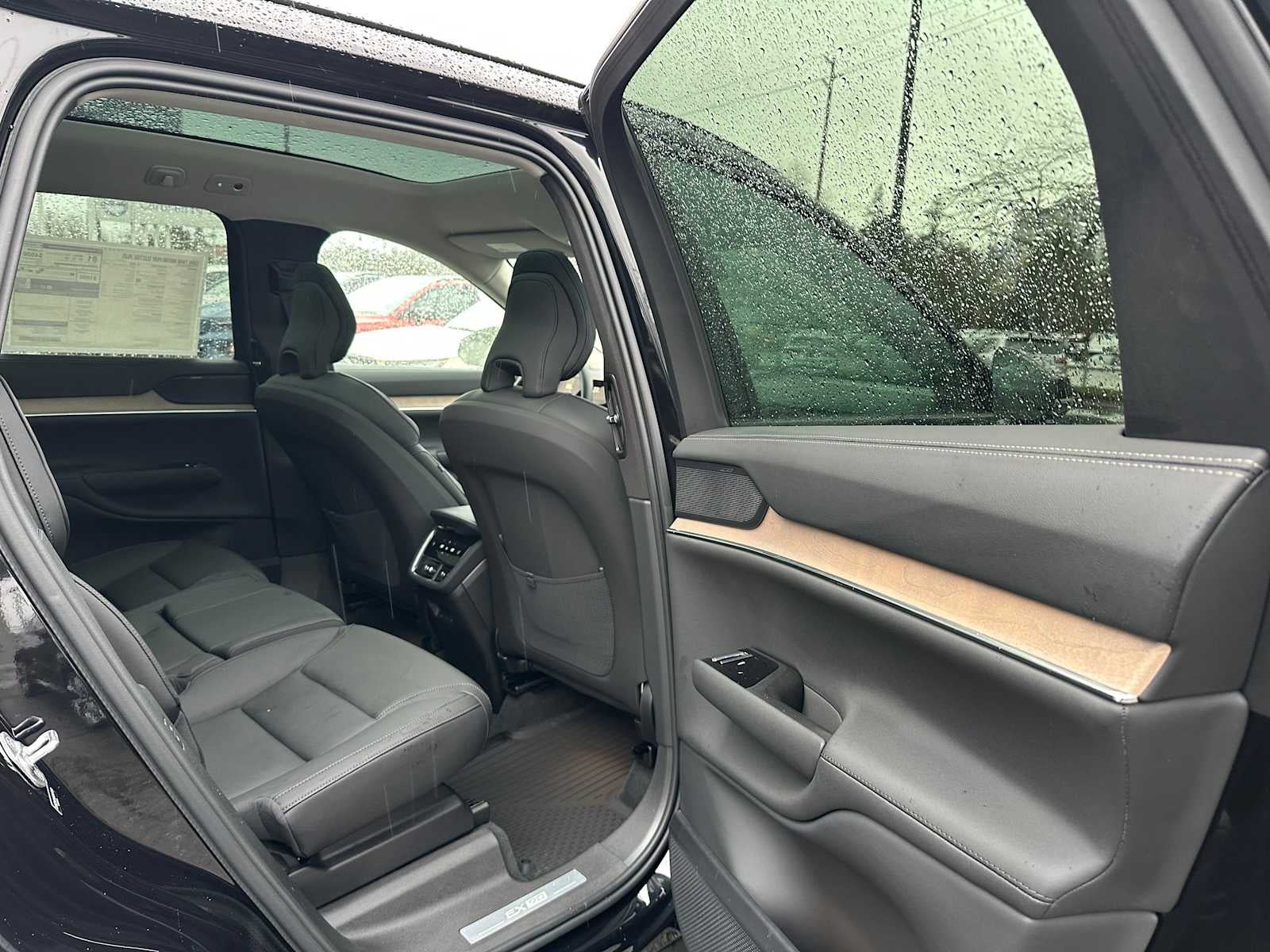 2025 Volvo EX90 Plus