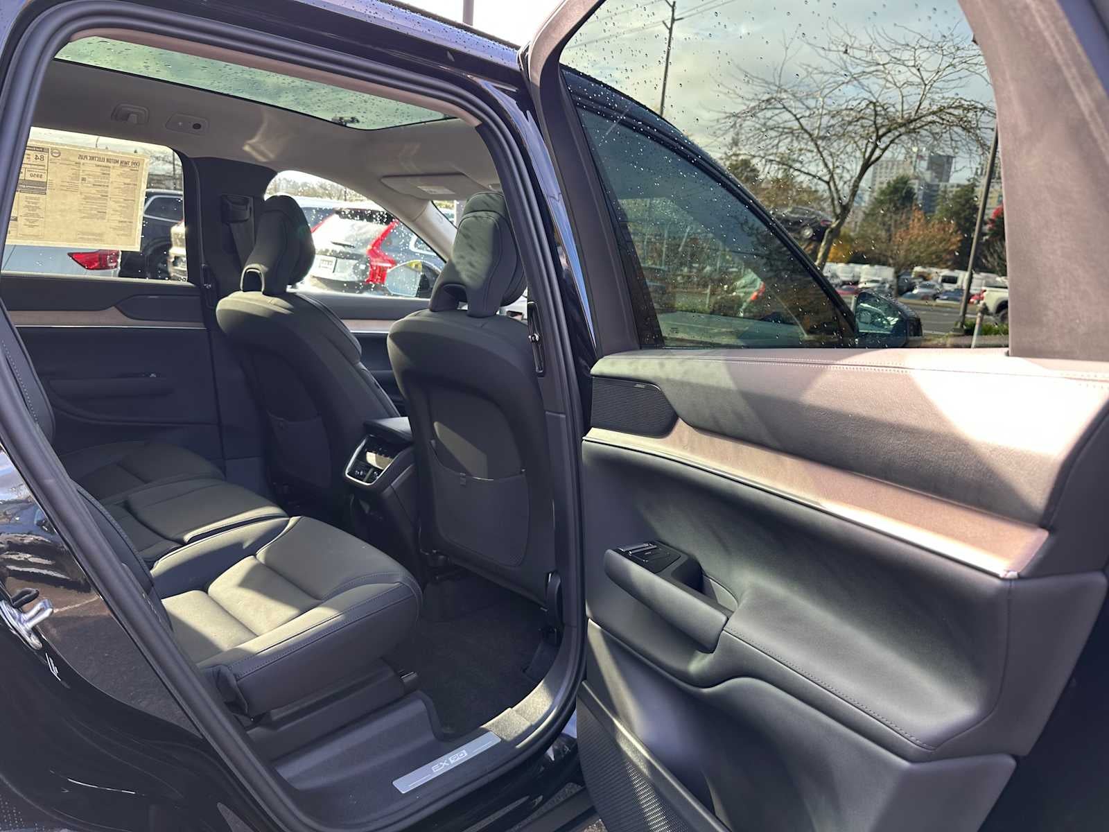 2025 Volvo EX90 Plus