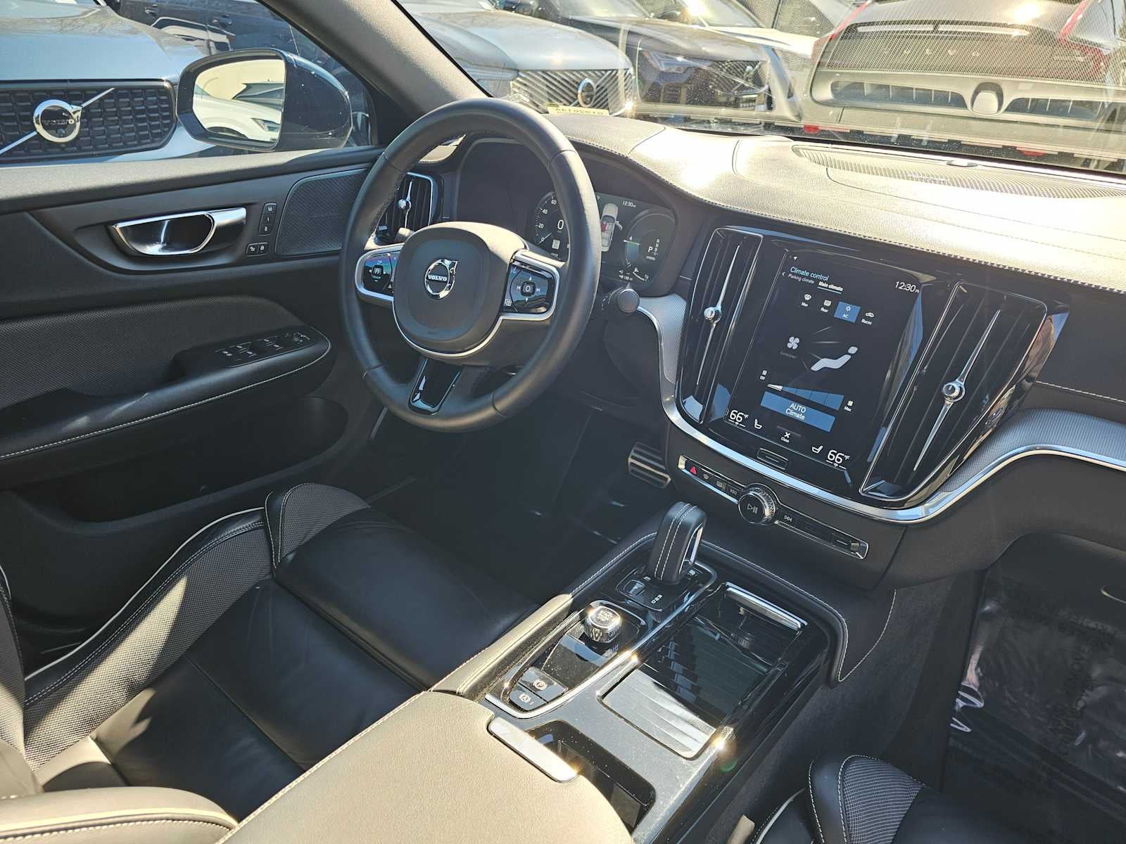 2022 Volvo S60 Recharge Plug-In Hybrid Black Edition R-Design