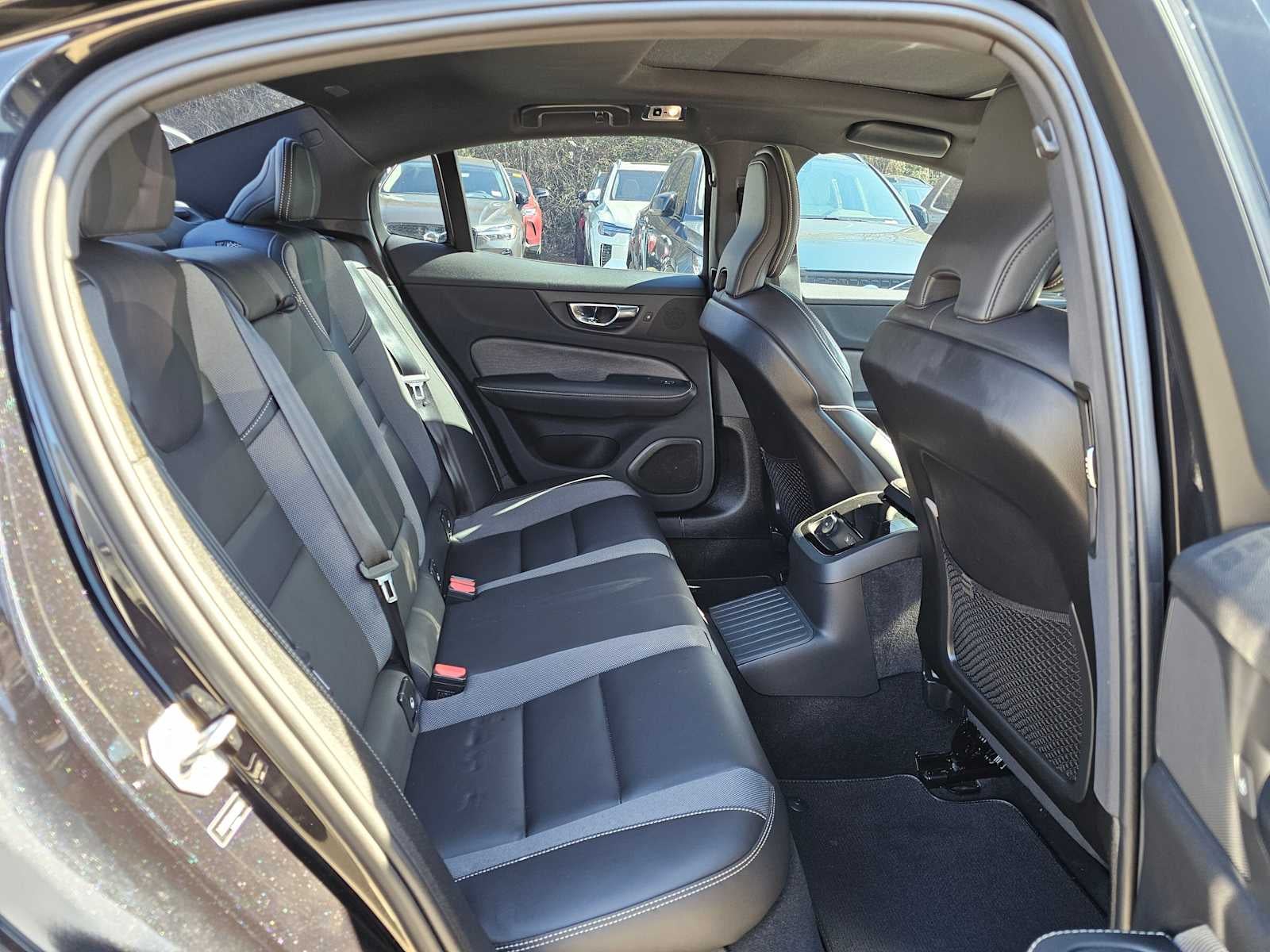 2022 Volvo S60 Recharge Plug-In Hybrid Black Edition R-Design