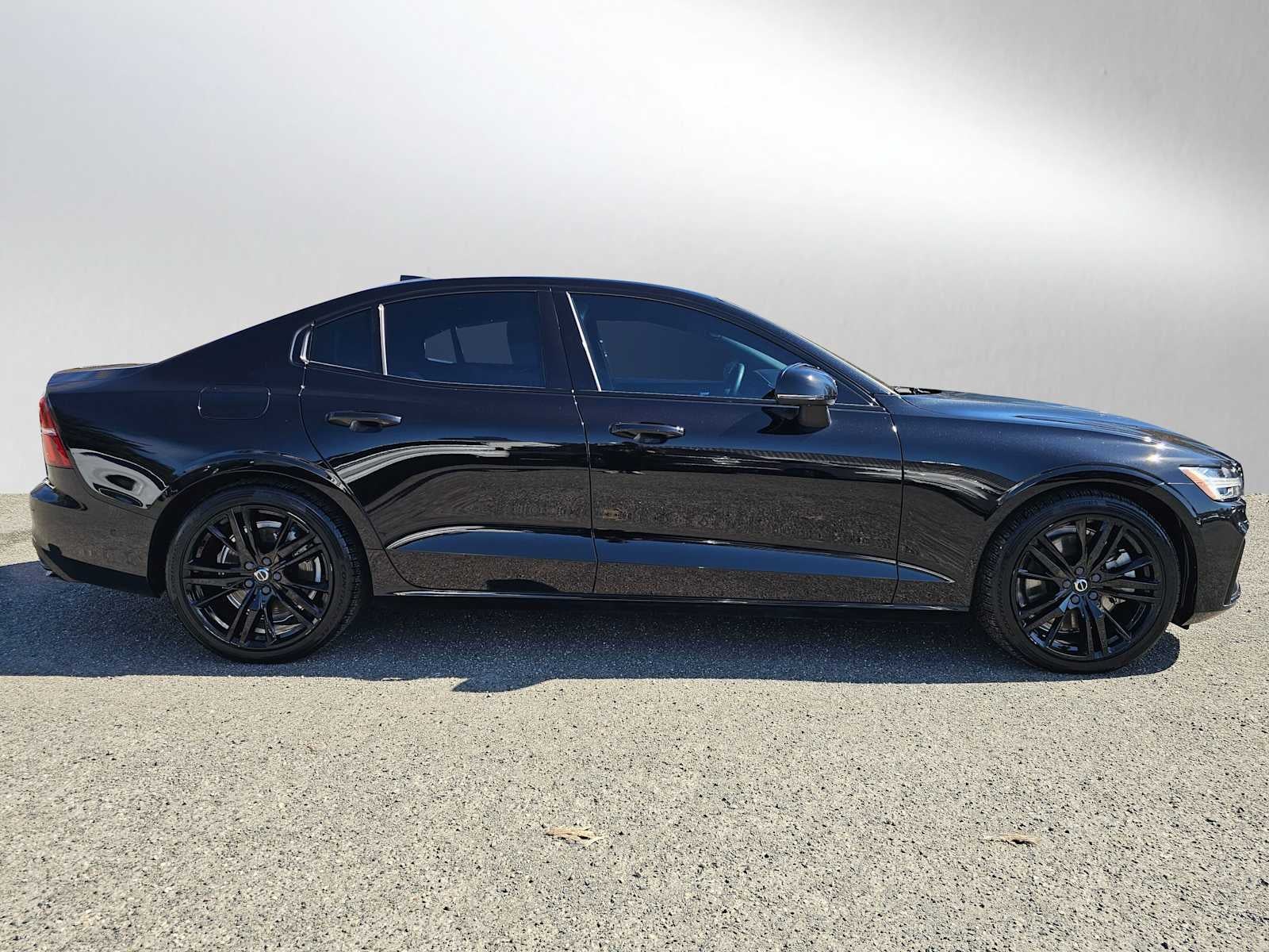 2022 Volvo S60 Recharge Plug-In Hybrid Black Edition R-Design