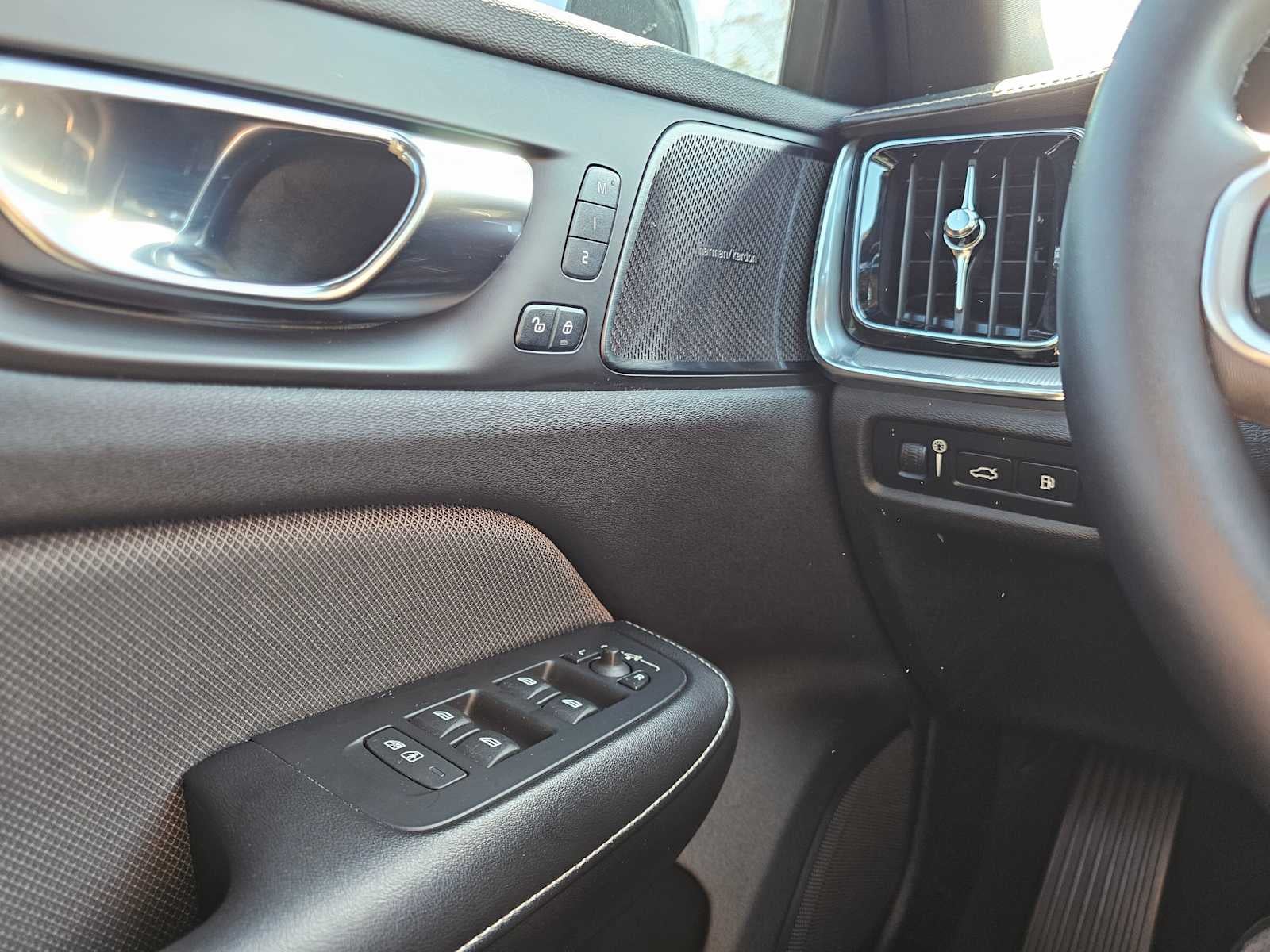 2022 Volvo S60 Recharge Plug-In Hybrid Black Edition R-Design
