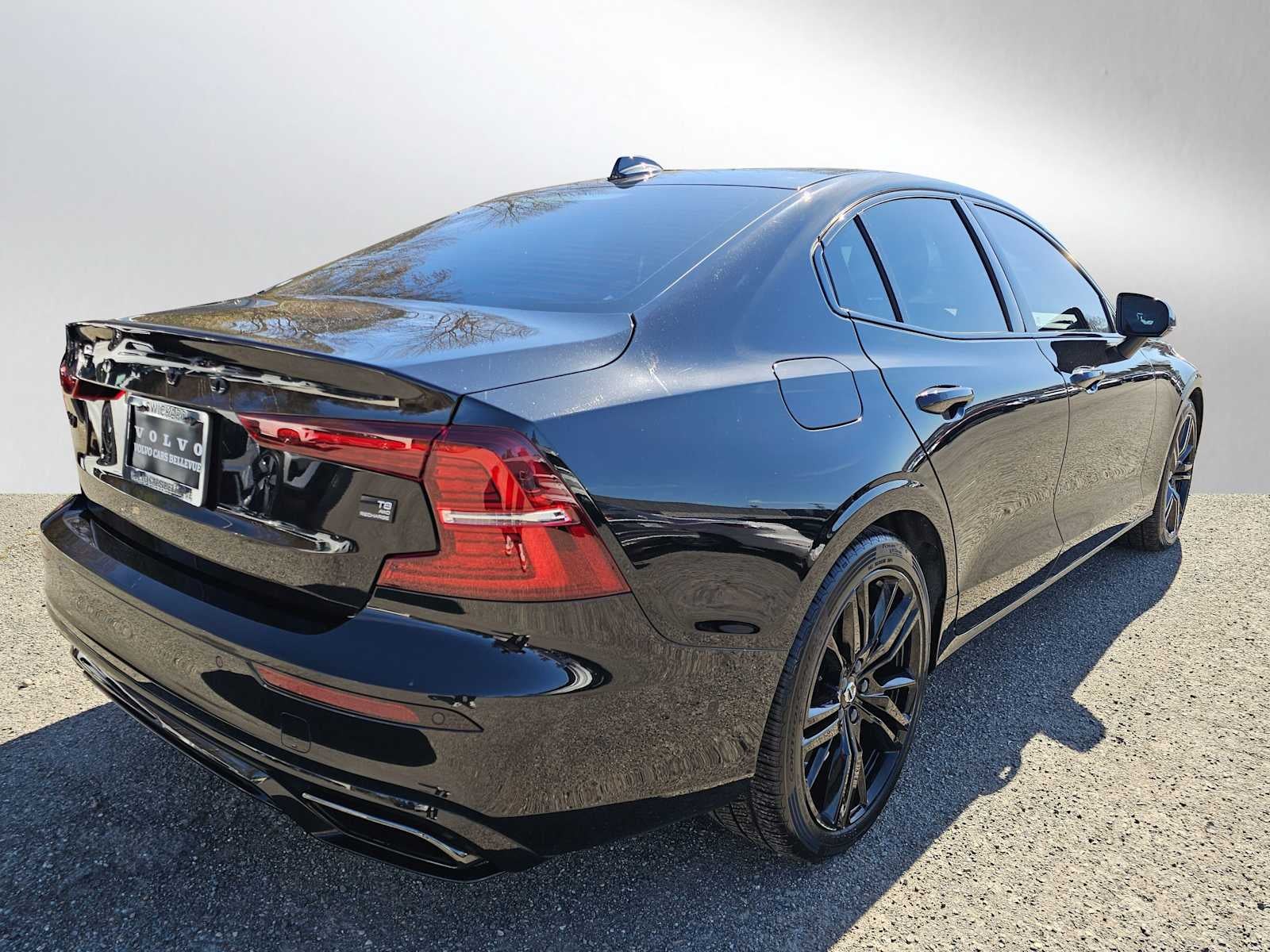 2022 Volvo S60 Recharge Plug-In Hybrid Black Edition R-Design