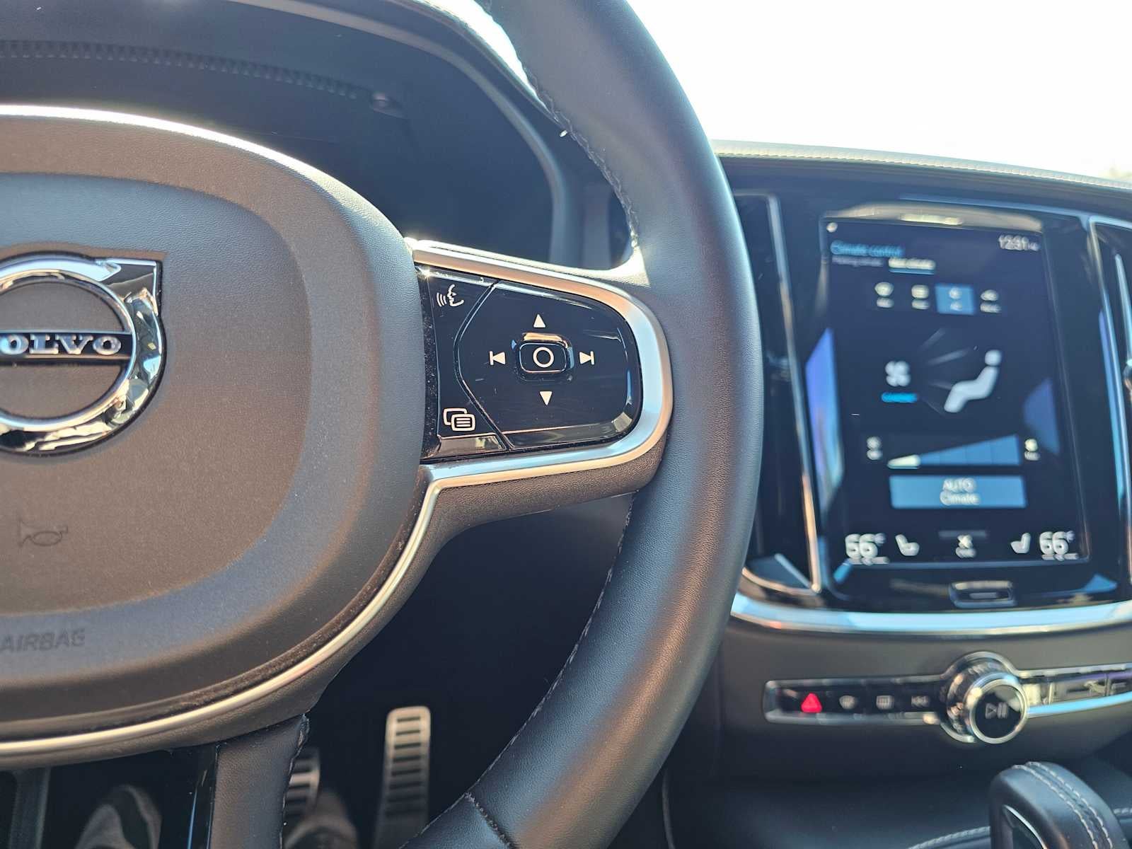 2022 Volvo S60 Recharge Plug-In Hybrid Black Edition R-Design