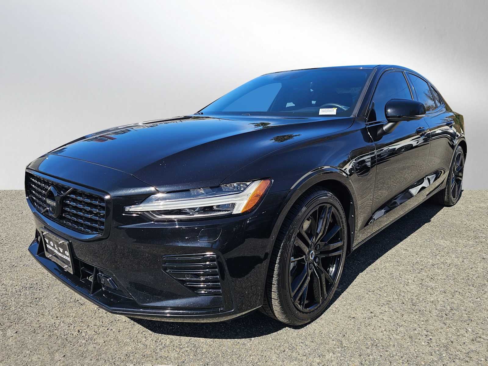 2022 Volvo S60 Recharge Plug-In Hybrid Black Edition R-Design