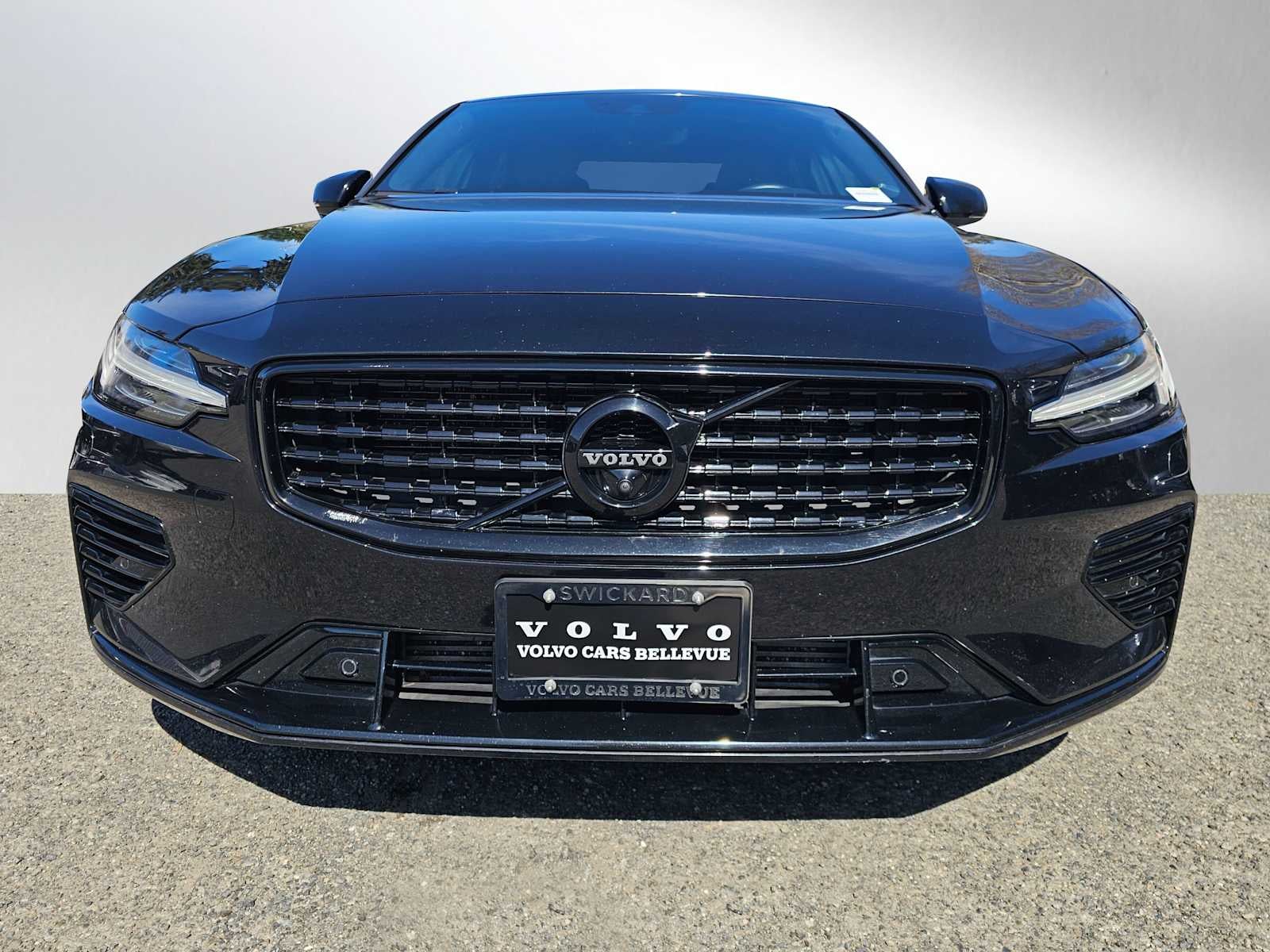 2022 Volvo S60 Recharge Plug-In Hybrid Black Edition R-Design