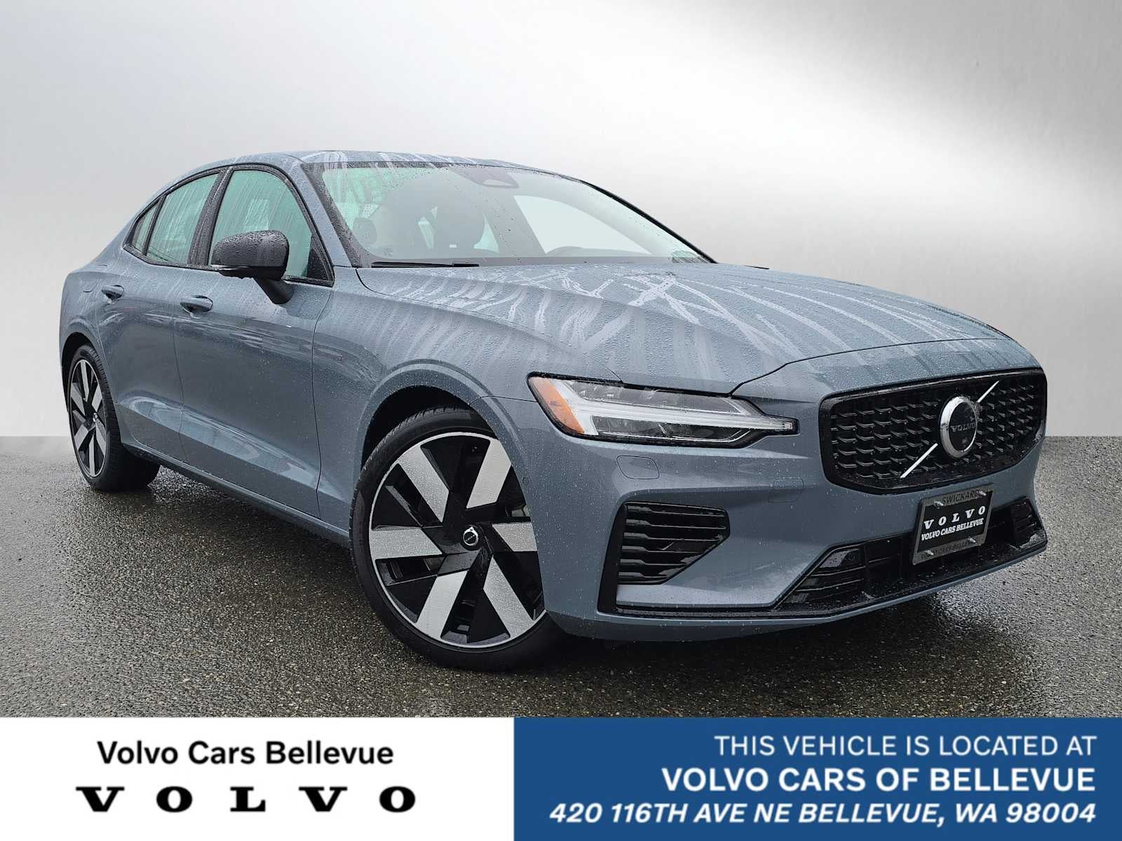 2023 Volvo S60 Recharge Plug-In Hybrid Plus Dark Theme