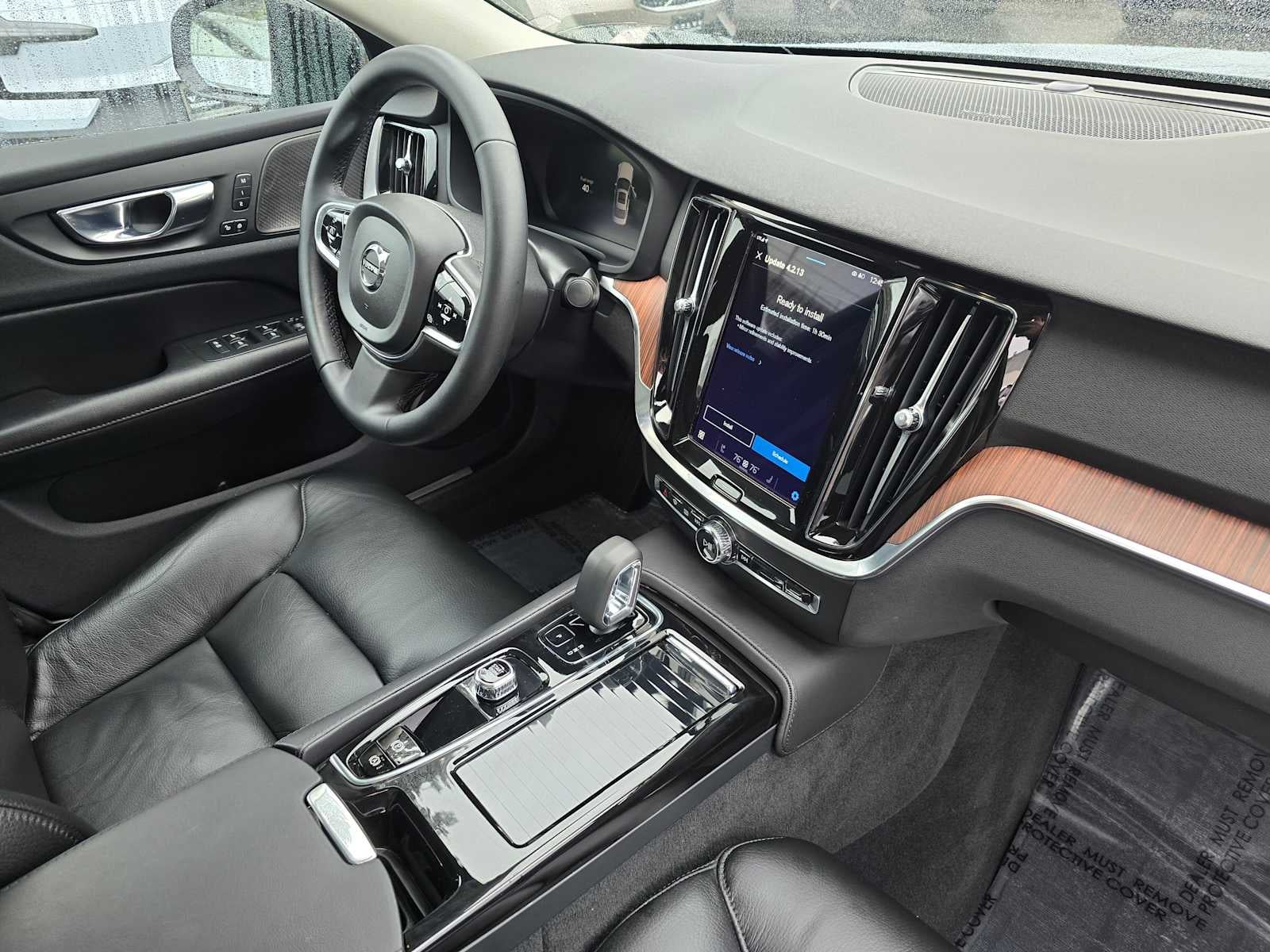 2023 Volvo S60 Recharge Plug-In Hybrid Plus Dark Theme