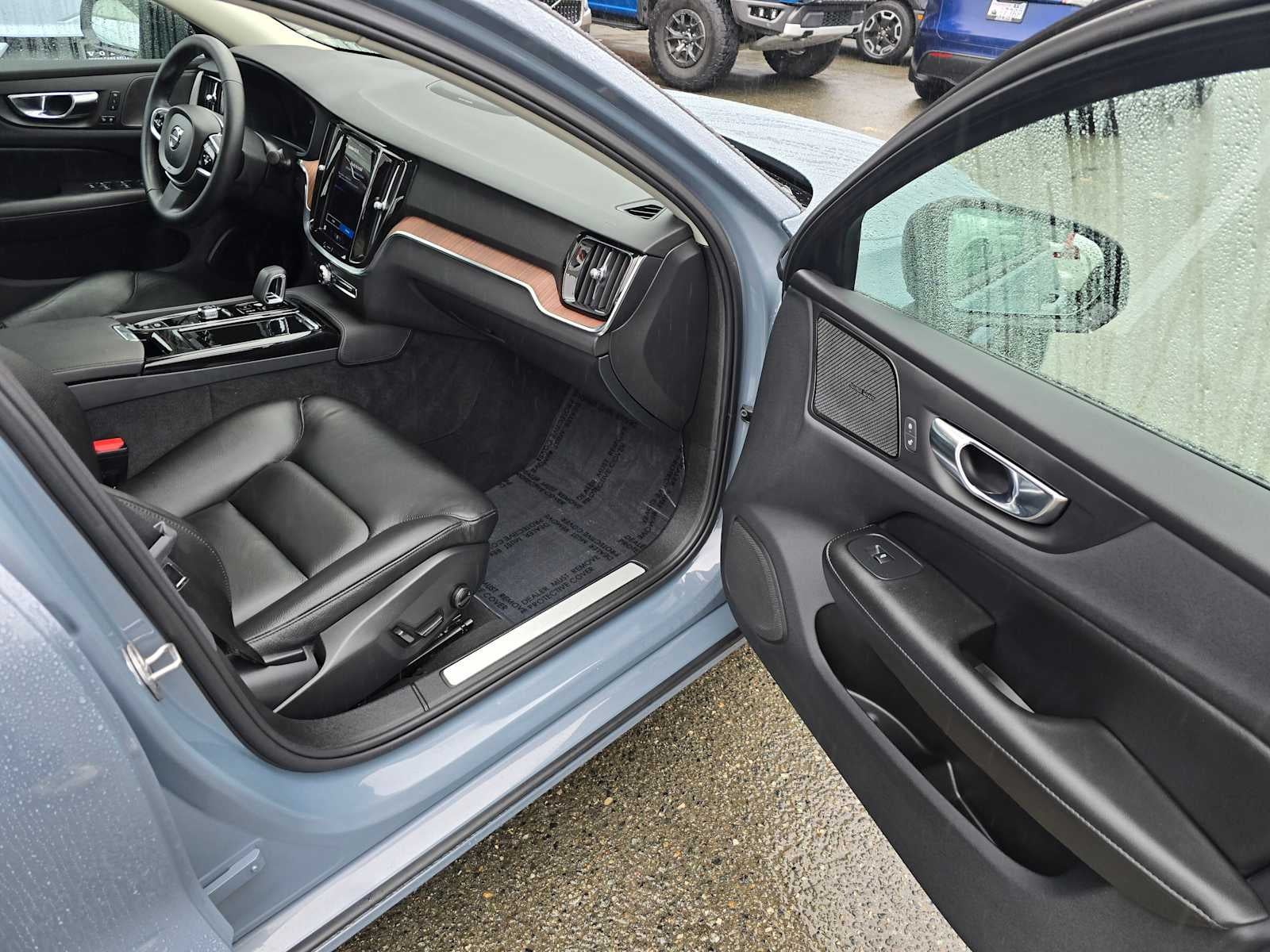 2023 Volvo S60 Recharge Plug-In Hybrid Plus Dark Theme