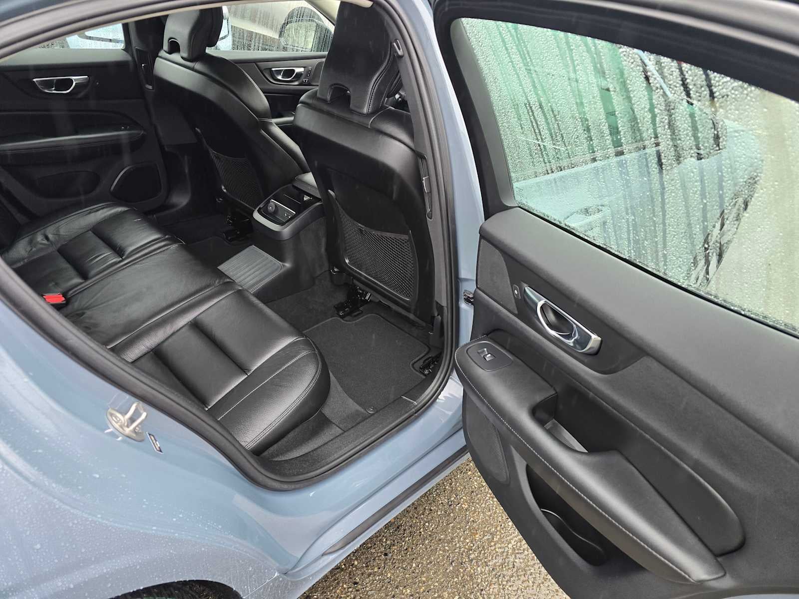 2023 Volvo S60 Recharge Plug-In Hybrid Plus Dark Theme