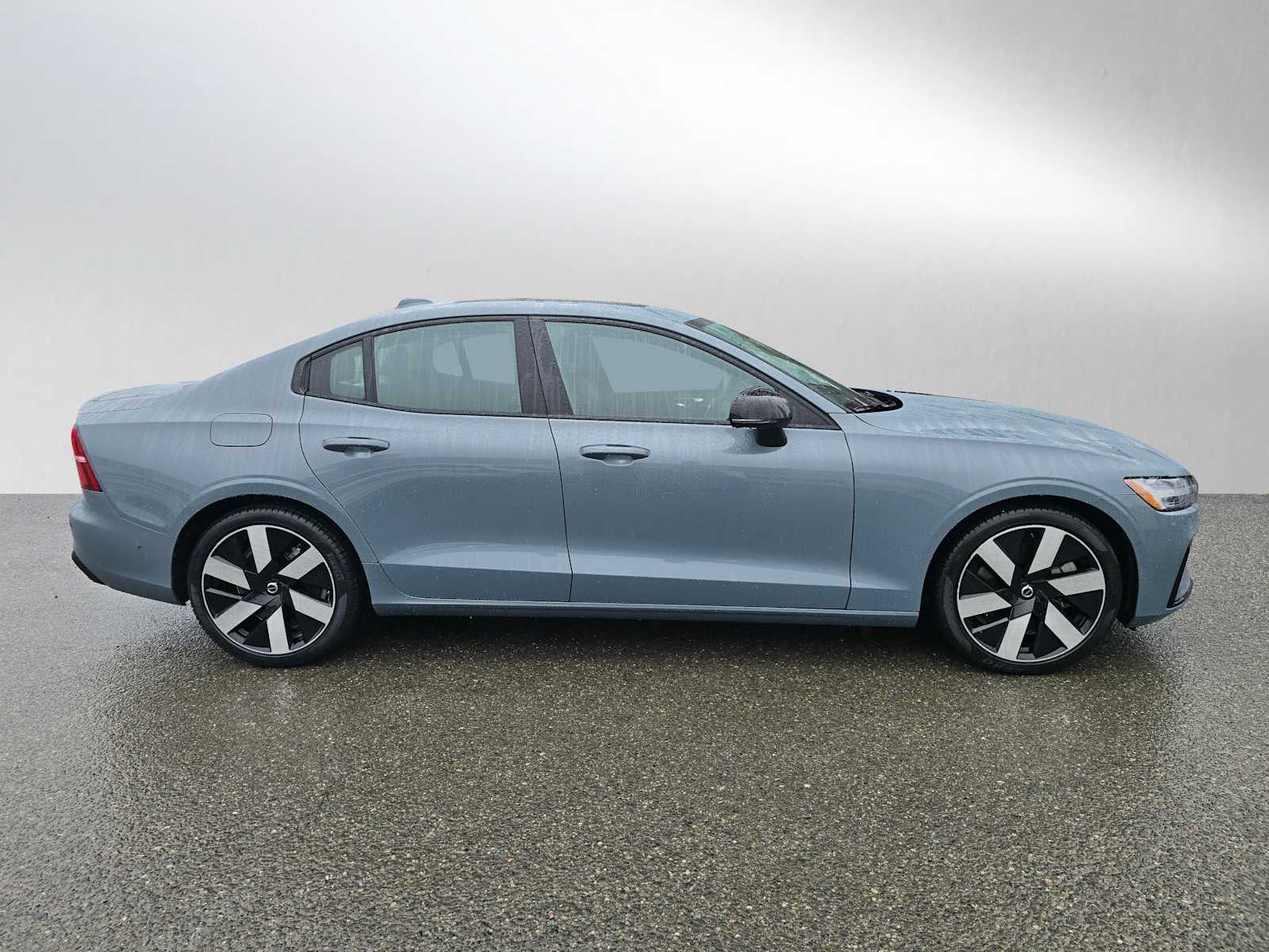2023 Volvo S60 Recharge Plug-In Hybrid Plus Dark Theme