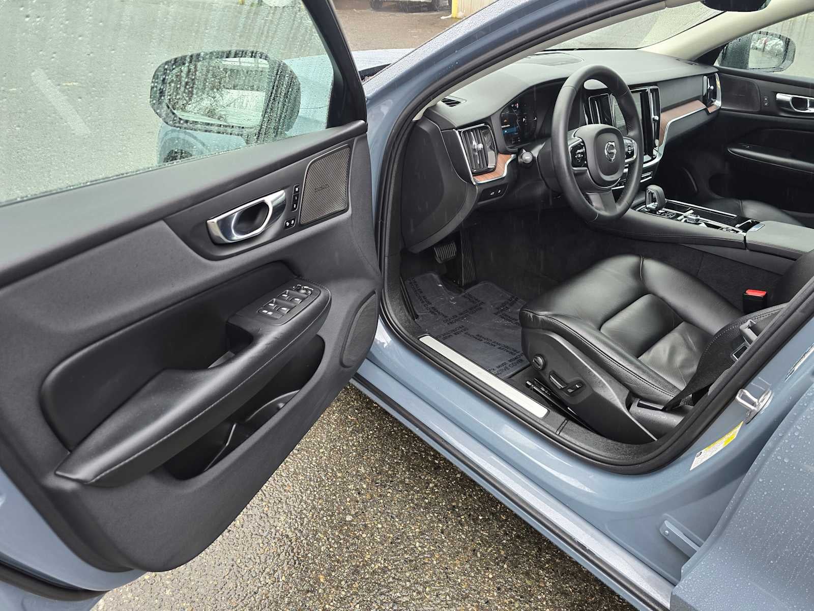 2023 Volvo S60 Recharge Plug-In Hybrid Plus Dark Theme