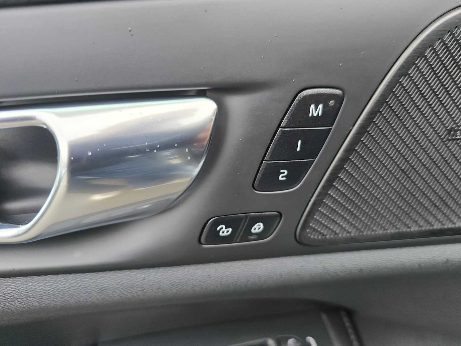 2023 Volvo S60 Recharge Plug-In Hybrid Plus Dark Theme