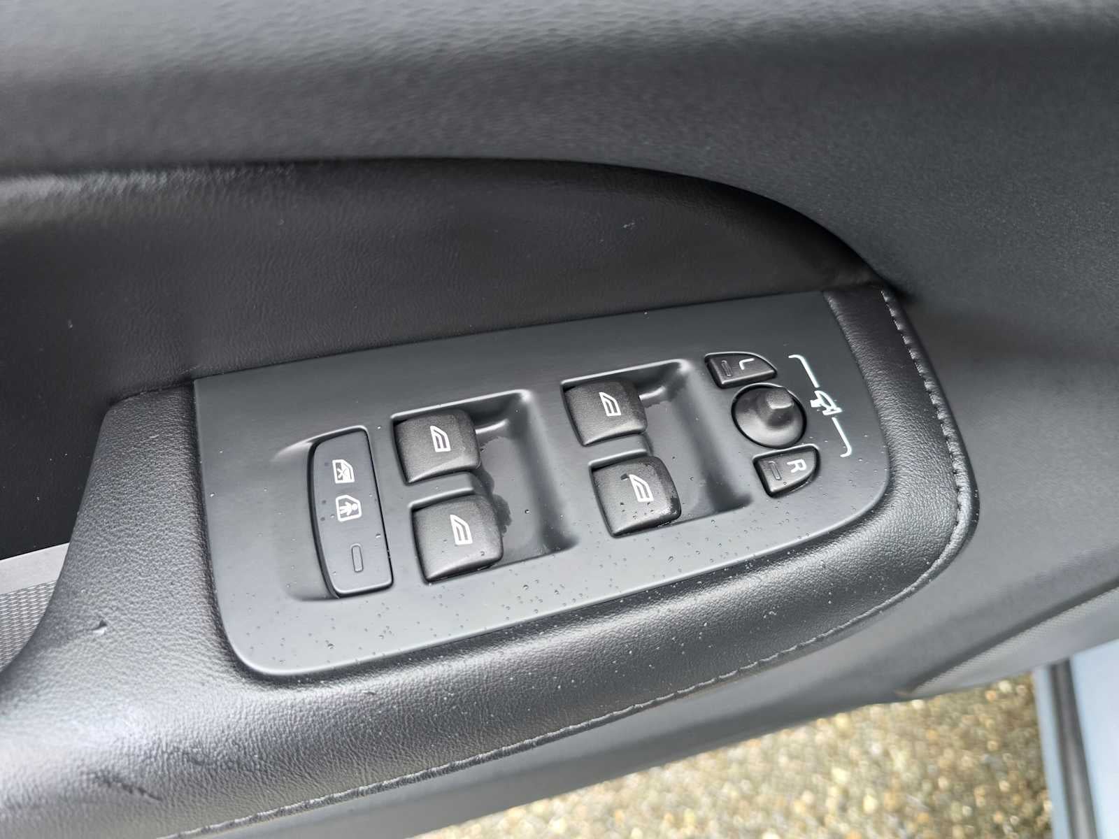 2023 Volvo S60 Recharge Plug-In Hybrid Plus Dark Theme