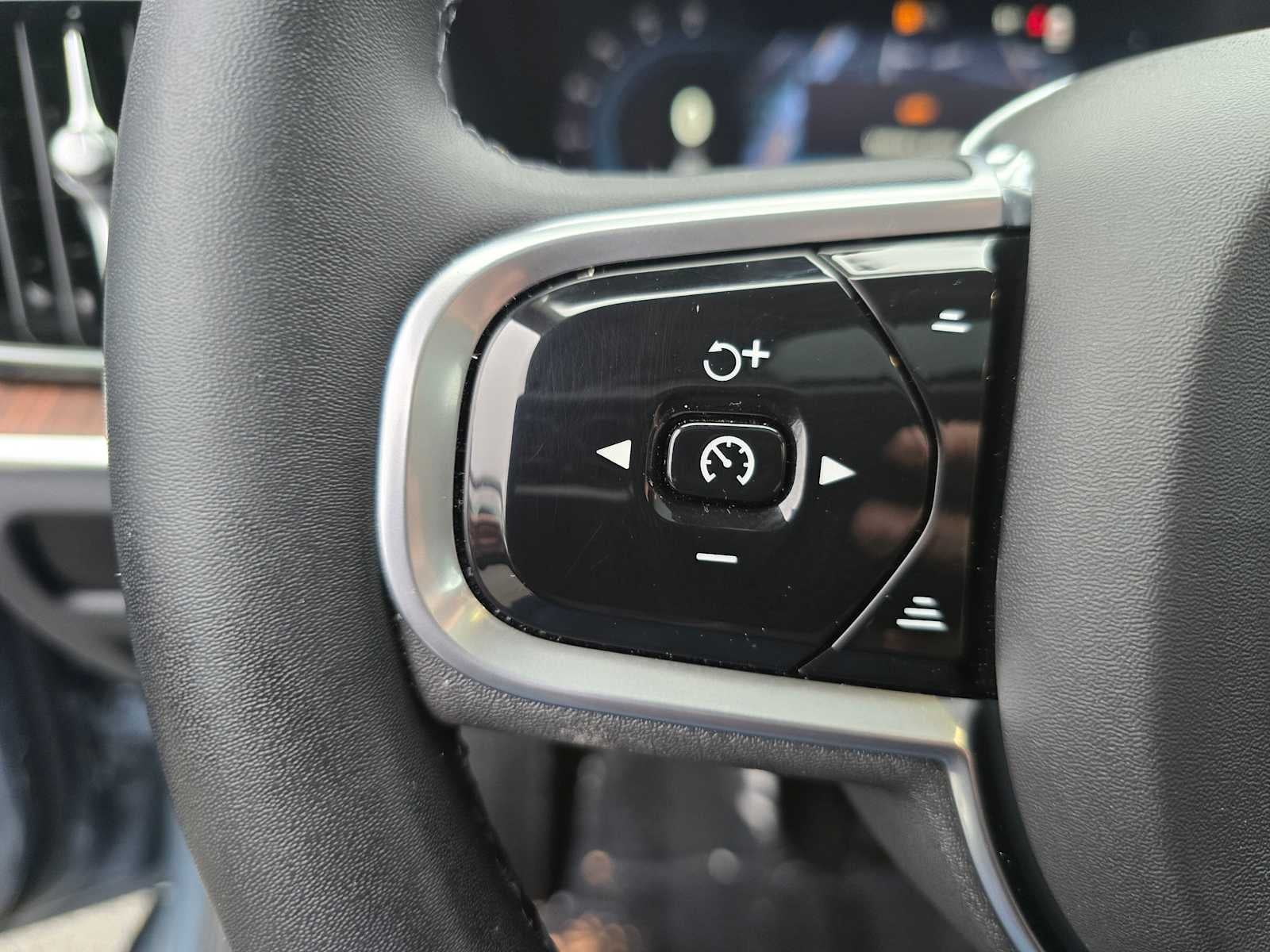 2023 Volvo S60 Recharge Plug-In Hybrid Plus Dark Theme