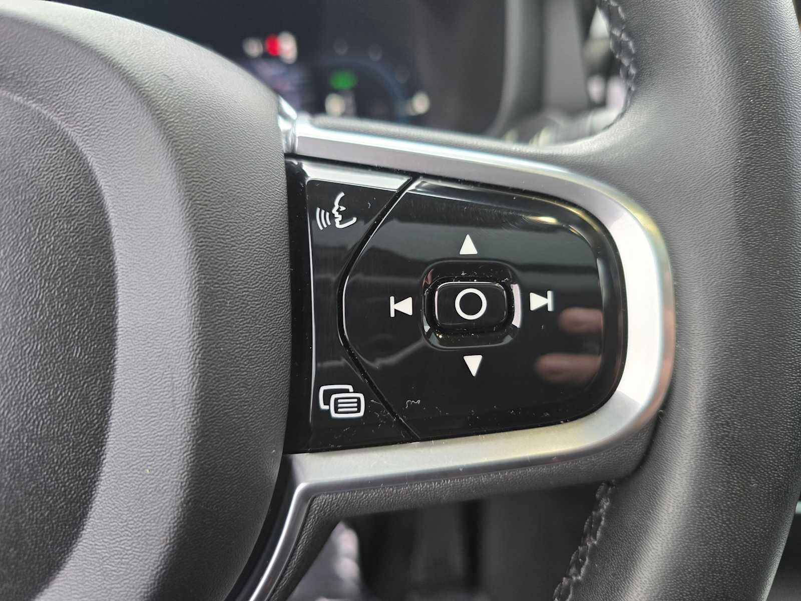 2023 Volvo S60 Recharge Plug-In Hybrid Plus Dark Theme