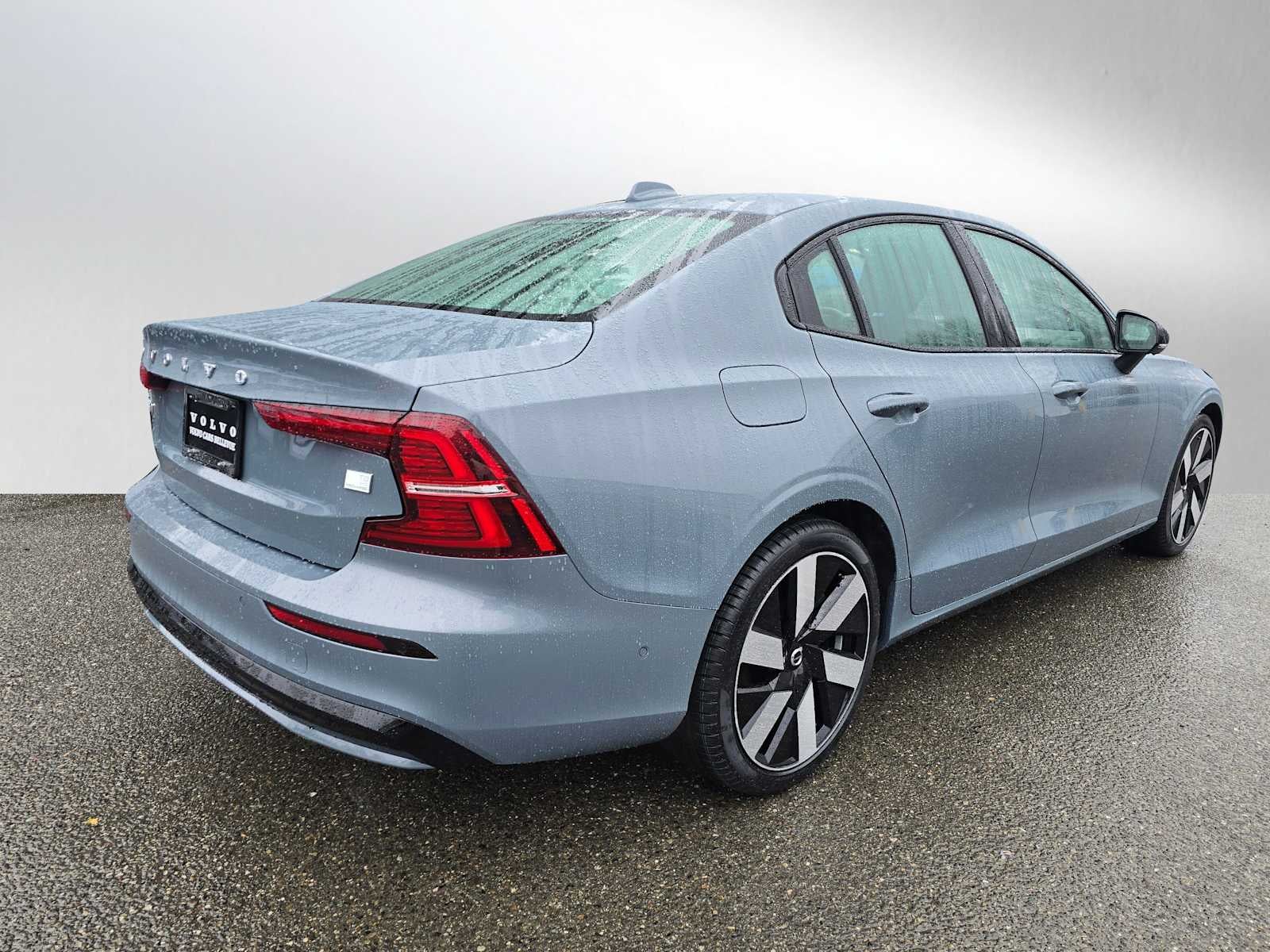 2023 Volvo S60 Recharge Plug-In Hybrid Plus Dark Theme