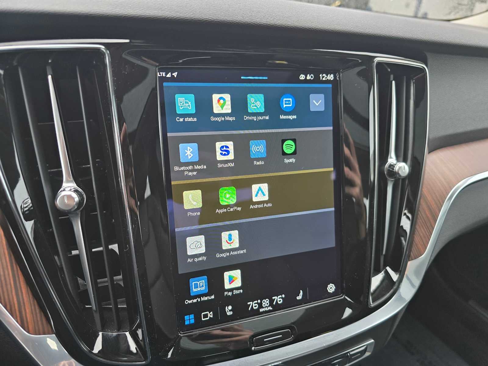 2023 Volvo S60 Recharge Plug-In Hybrid Plus Dark Theme