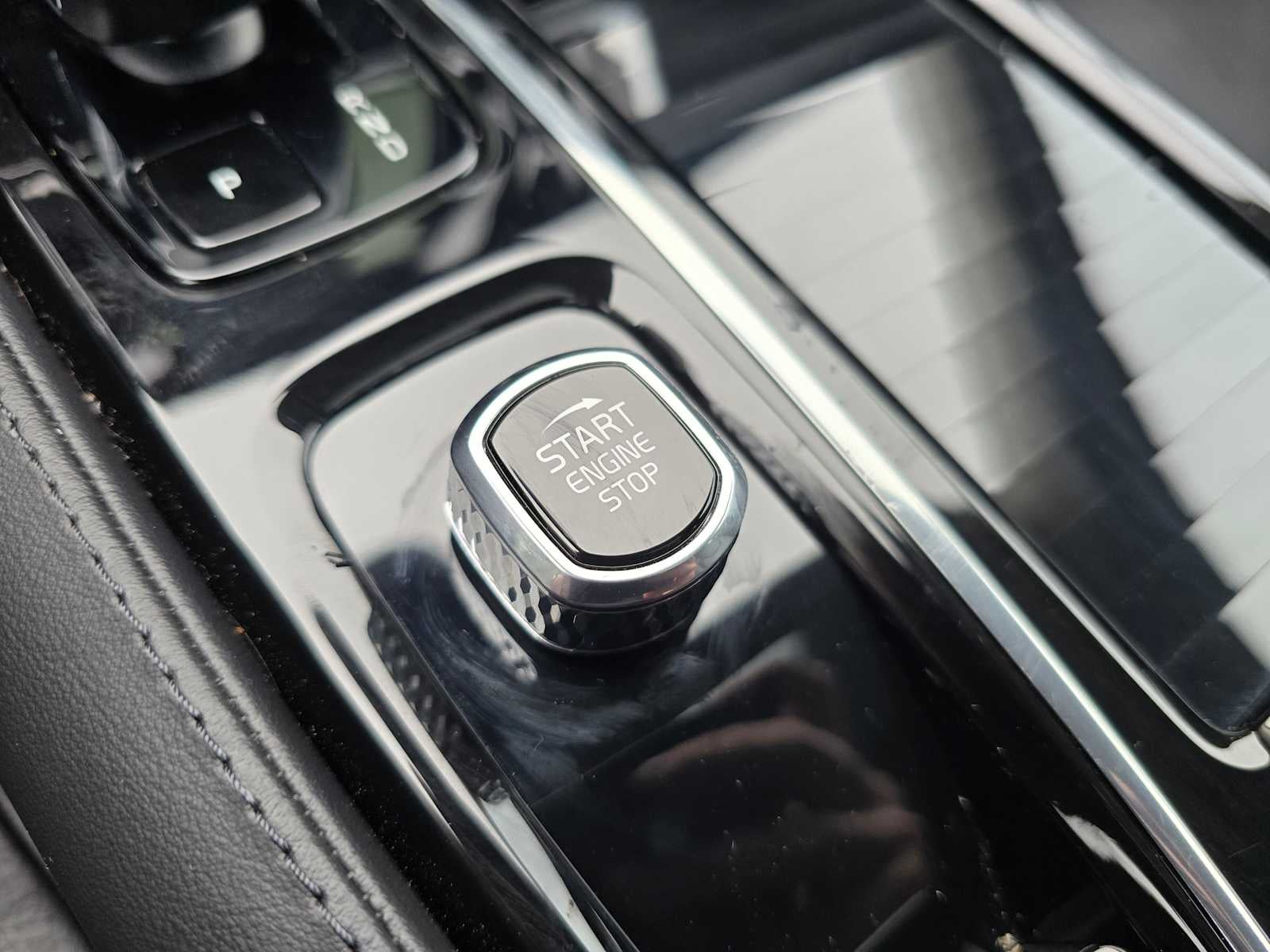 2023 Volvo S60 Recharge Plug-In Hybrid Plus Dark Theme