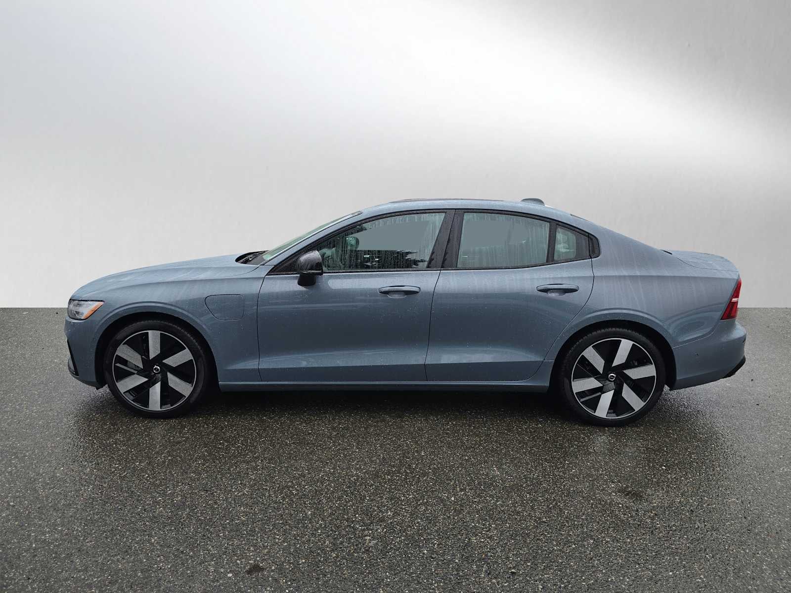 2023 Volvo S60 Recharge Plug-In Hybrid Plus Dark Theme