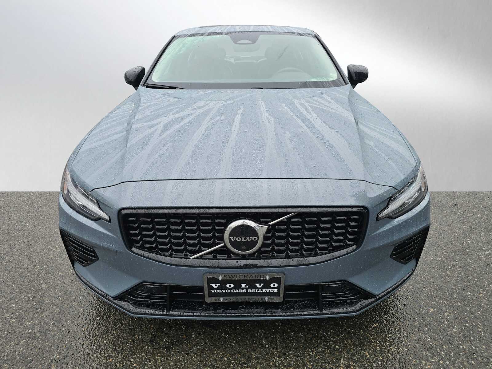 2023 Volvo S60 Recharge Plug-In Hybrid Plus Dark Theme