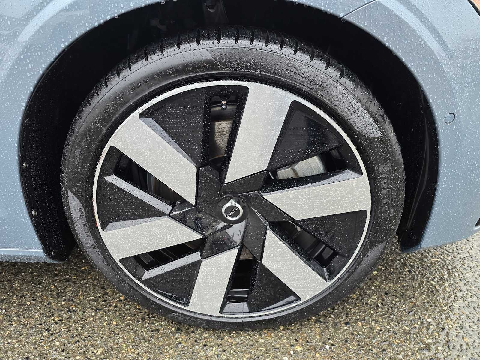 2023 Volvo S60 Recharge Plug-In Hybrid Plus Dark Theme