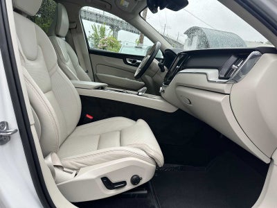 2023 Volvo XC60 Ultimate Bright Theme