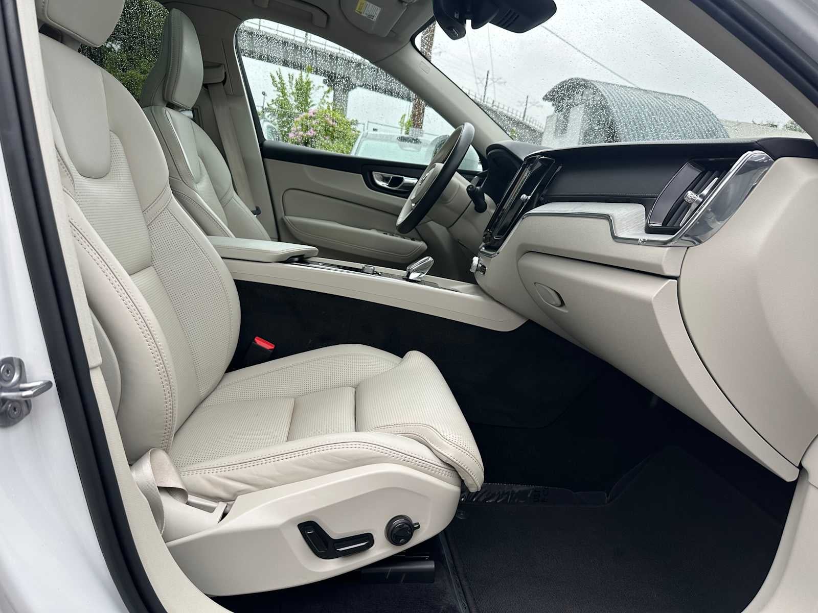 2023 Volvo XC60 Ultimate Bright Theme