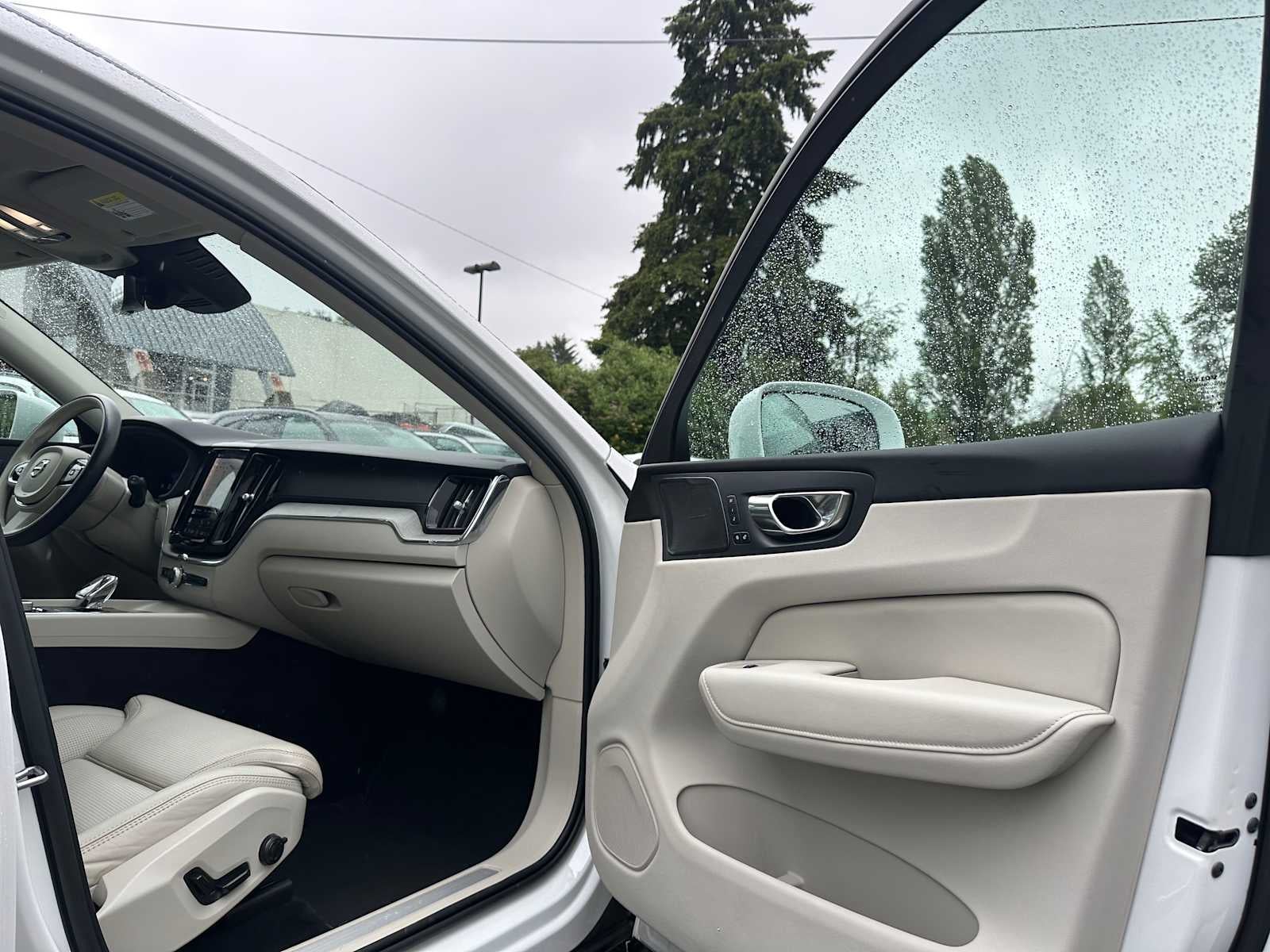 2023 Volvo XC60 Ultimate Bright Theme