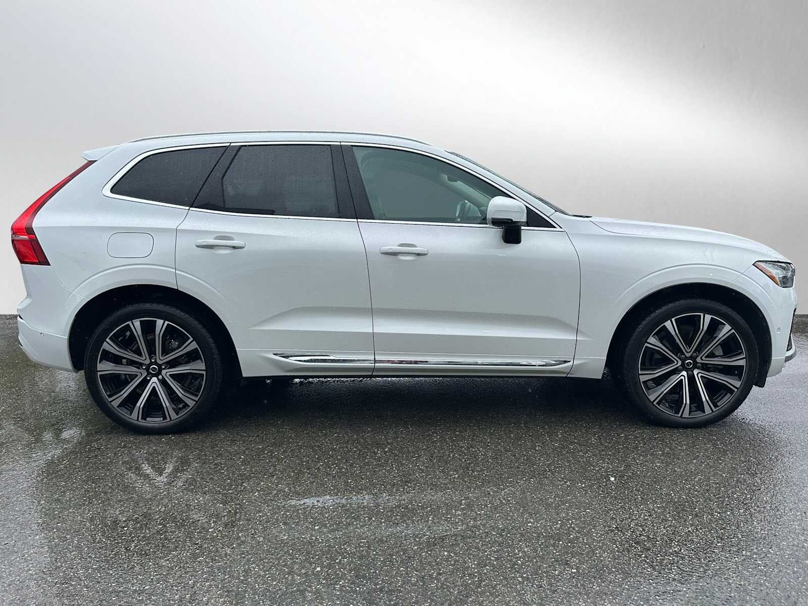 2023 Volvo XC60 Ultimate Bright Theme