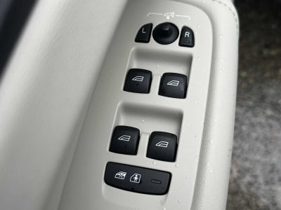 2023 Volvo XC60 Ultimate Bright Theme