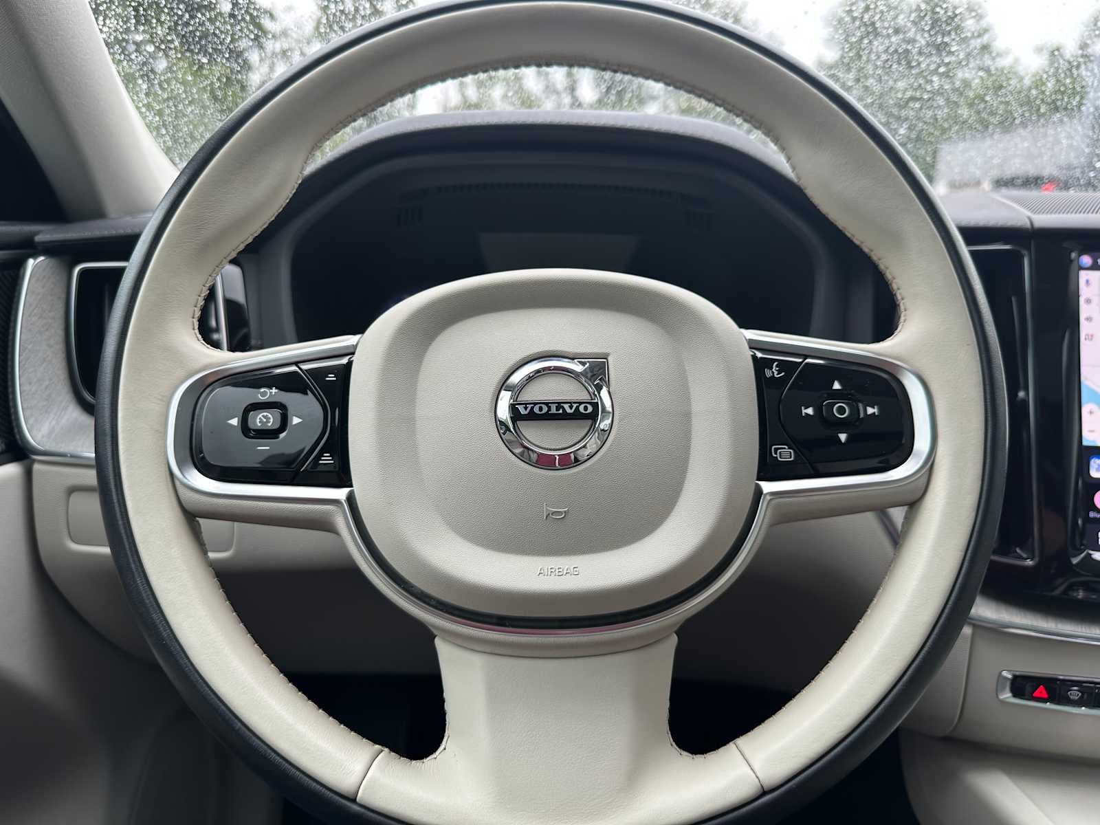 2023 Volvo XC60 Ultimate Bright Theme