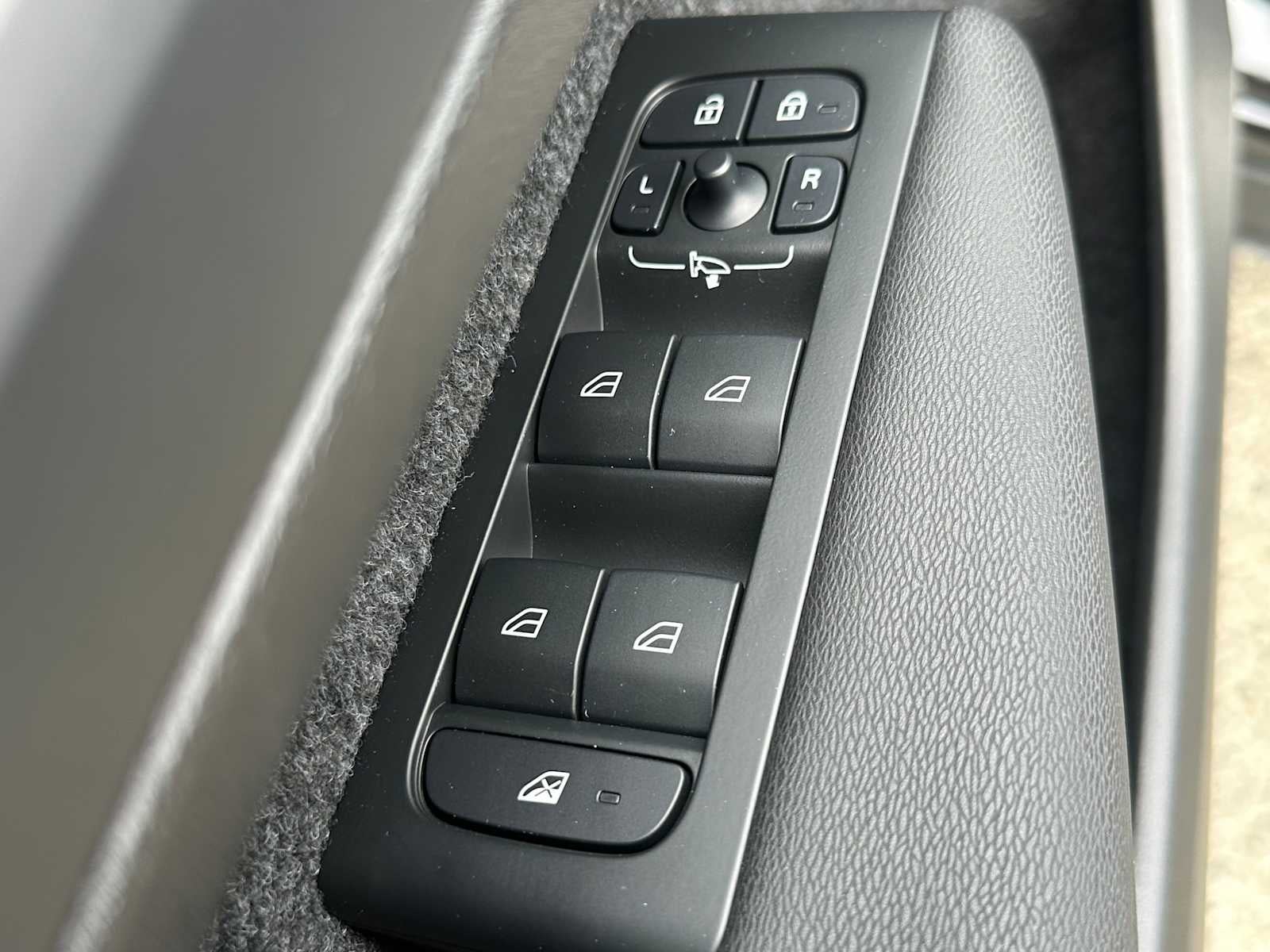 2025 Volvo EX40 Core