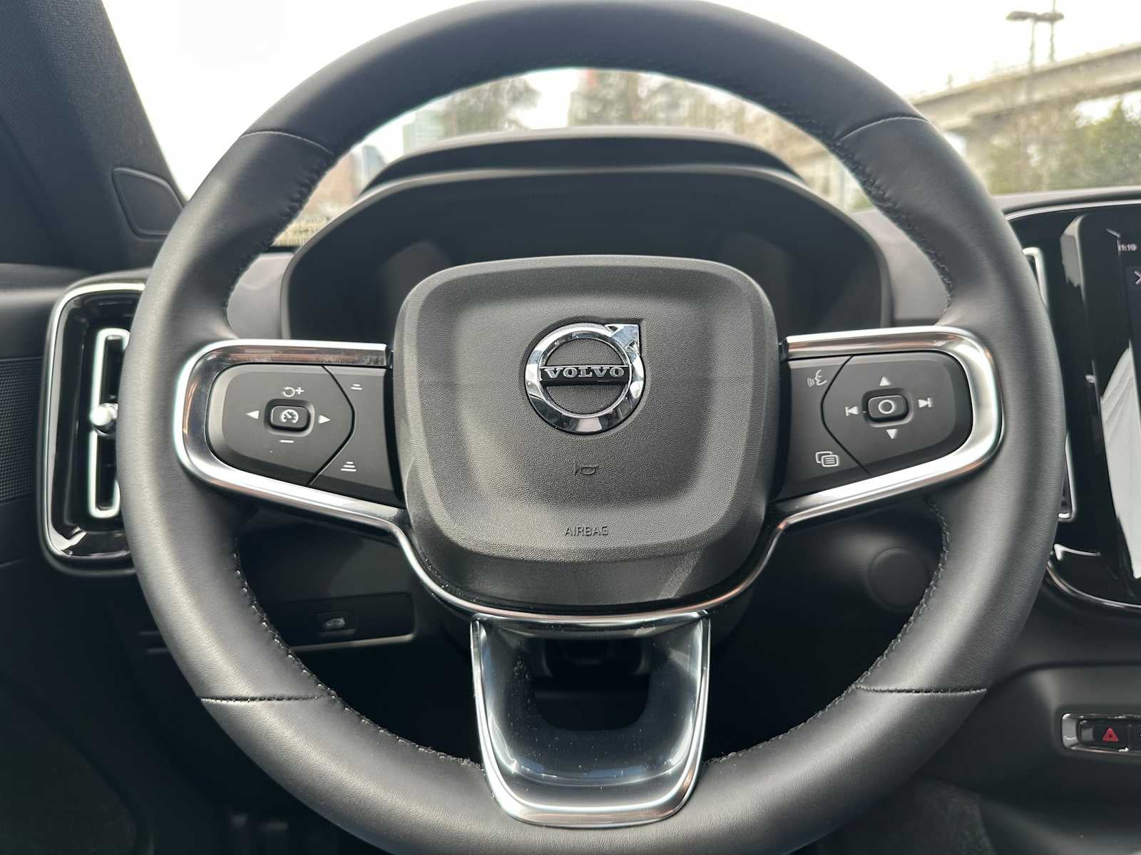 2025 Volvo EX40 Core