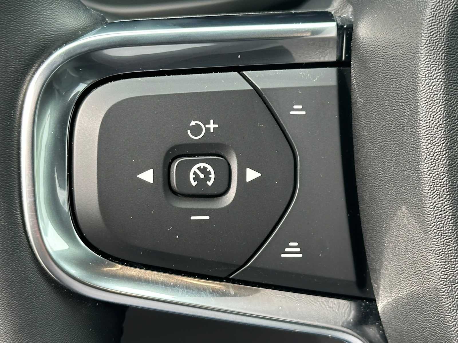 2025 Volvo EX40 Core