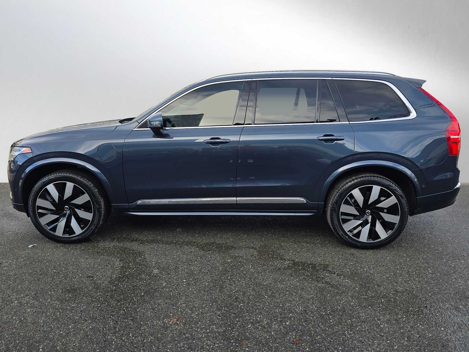 2023 Volvo XC90 Recharge Plug-In Hybrid Ultimate Bright Theme