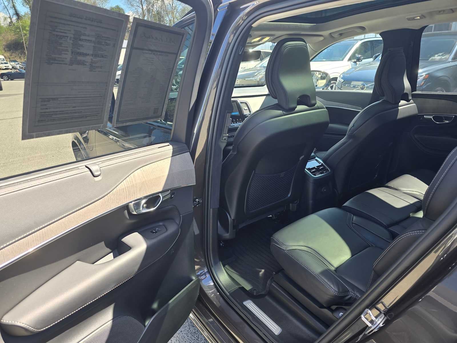 2023 Volvo XC90 Recharge Plug-In Hybrid Ultimate Dark Theme