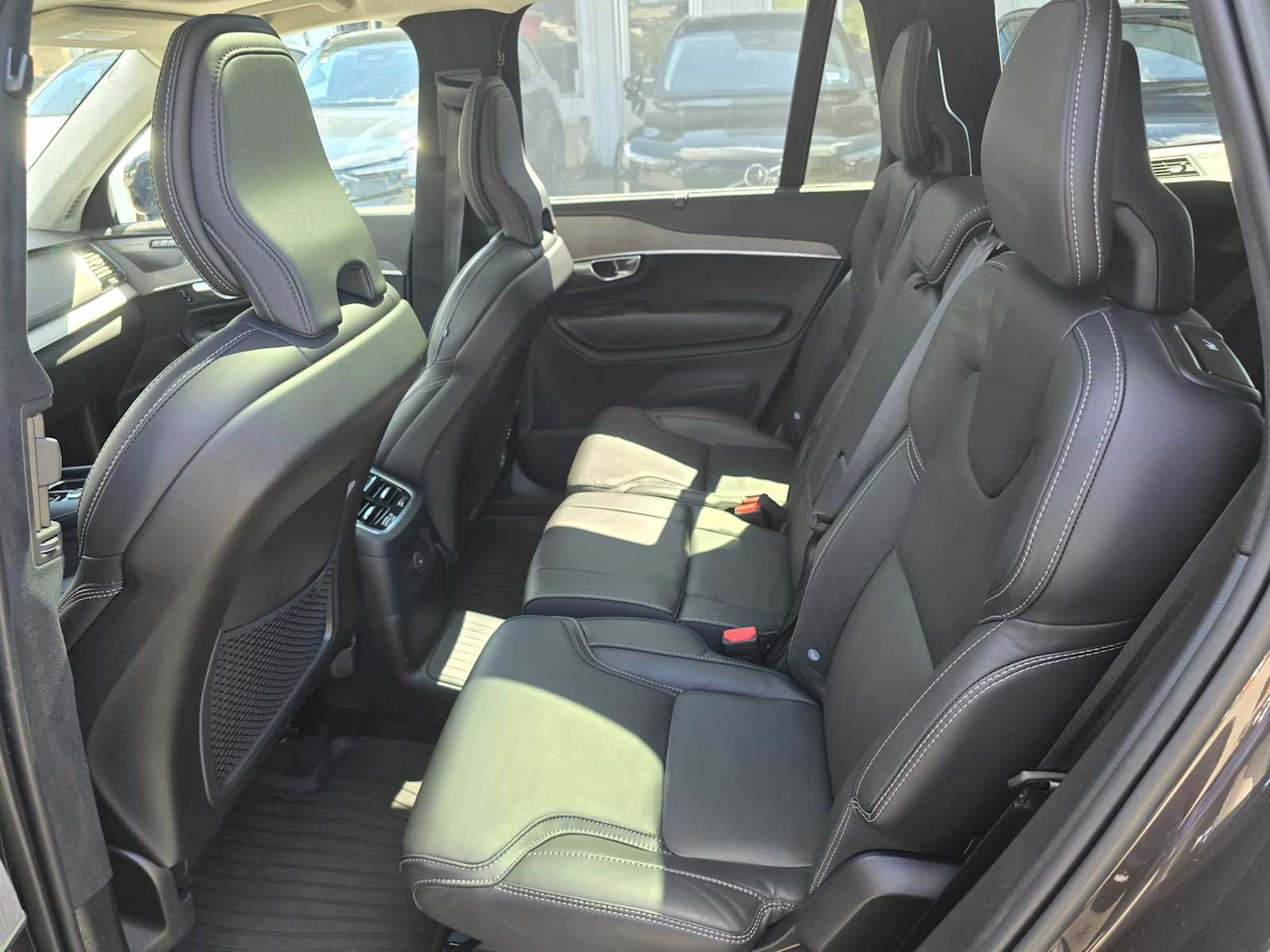 2023 Volvo XC90 Recharge Plug-In Hybrid Ultimate Dark Theme