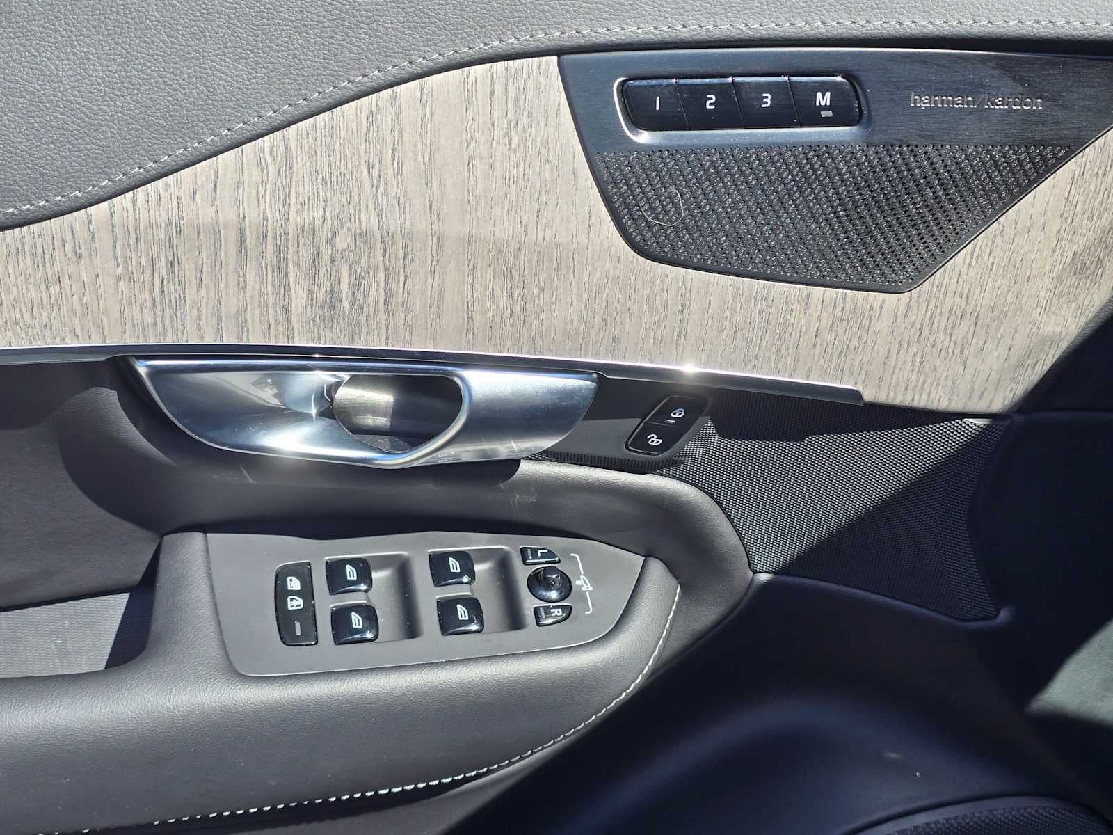 2023 Volvo XC90 Recharge Plug-In Hybrid Ultimate Dark Theme