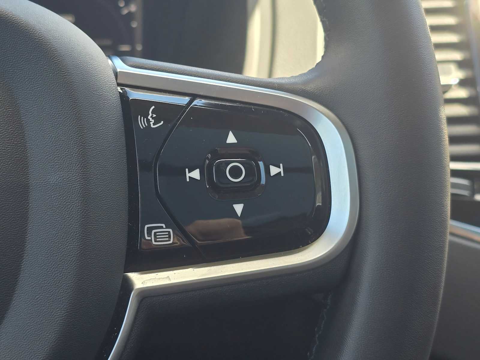 2023 Volvo XC90 Recharge Plug-In Hybrid Ultimate Dark Theme