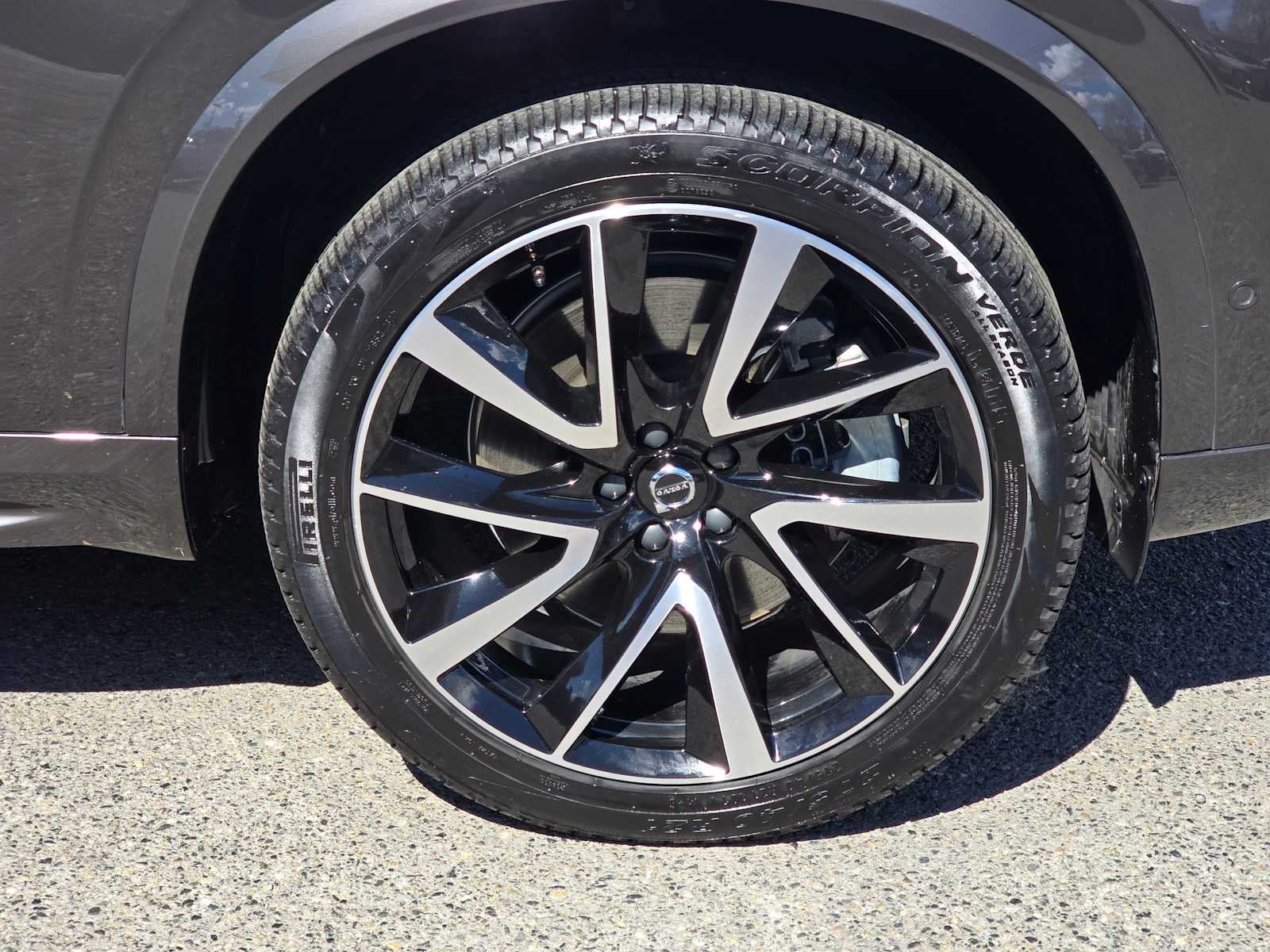 2023 Volvo XC90 Recharge Plug-In Hybrid Ultimate Dark Theme
