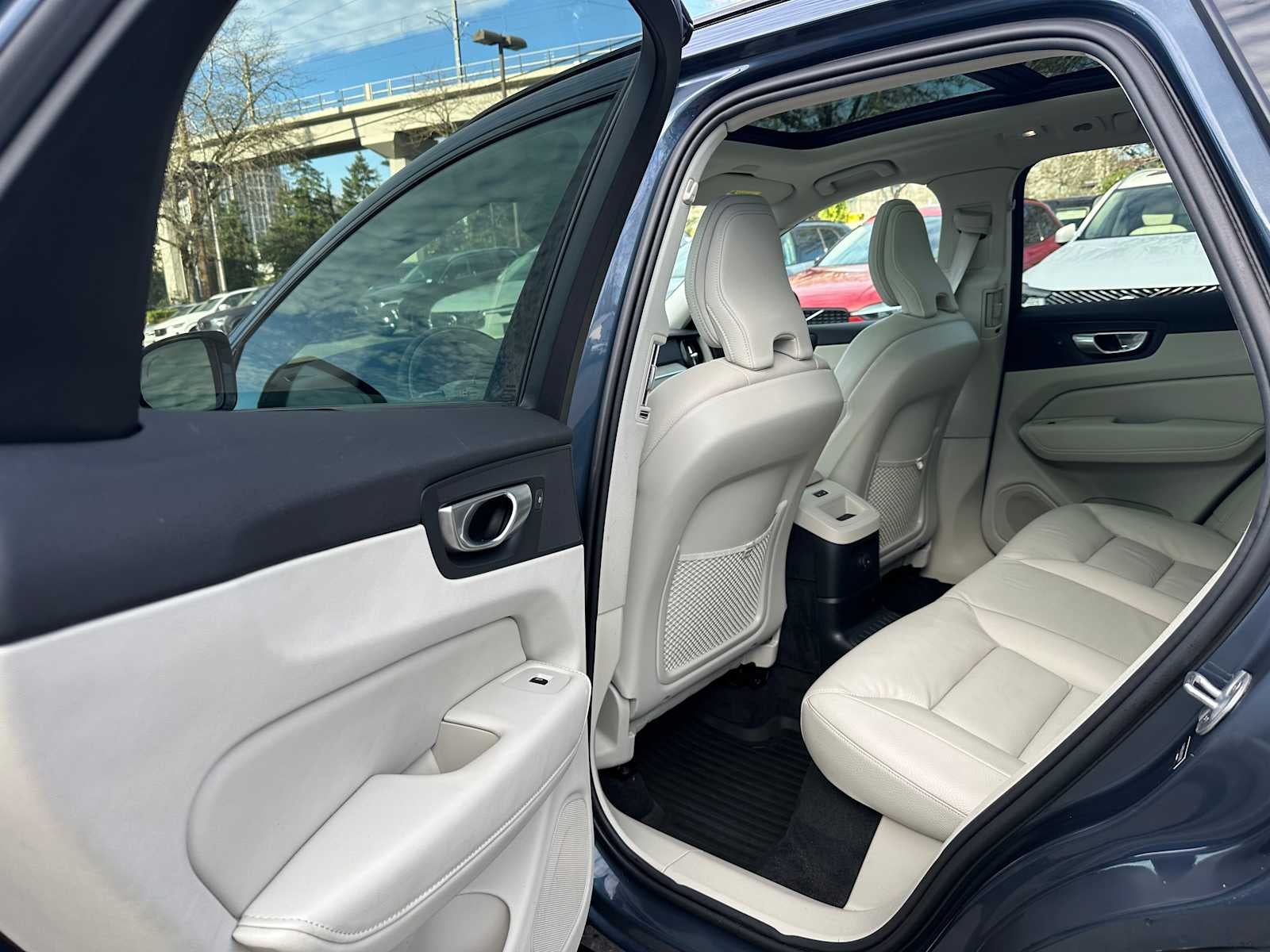 2024 Volvo XC60 Recharge Plug-In Hybrid Plus Dark Theme