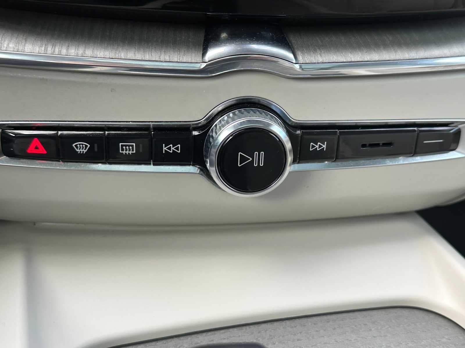 2024 Volvo XC60 Recharge Plug-In Hybrid Plus Dark Theme