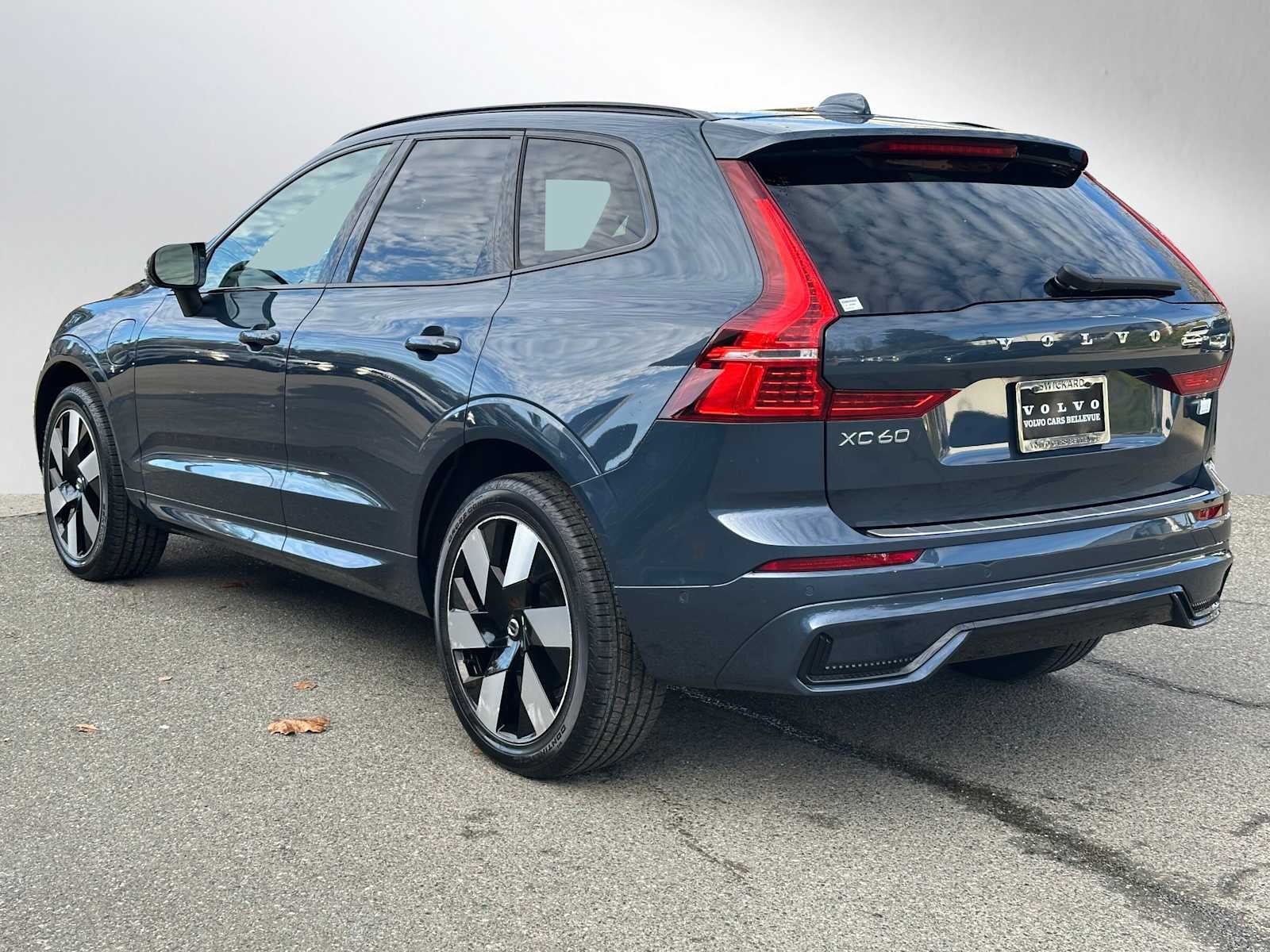 2024 Volvo XC60 Recharge Plug-In Hybrid Plus Dark Theme