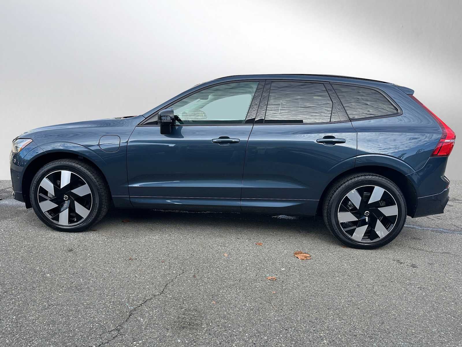2024 Volvo XC60 Recharge Plug-In Hybrid Plus Dark Theme